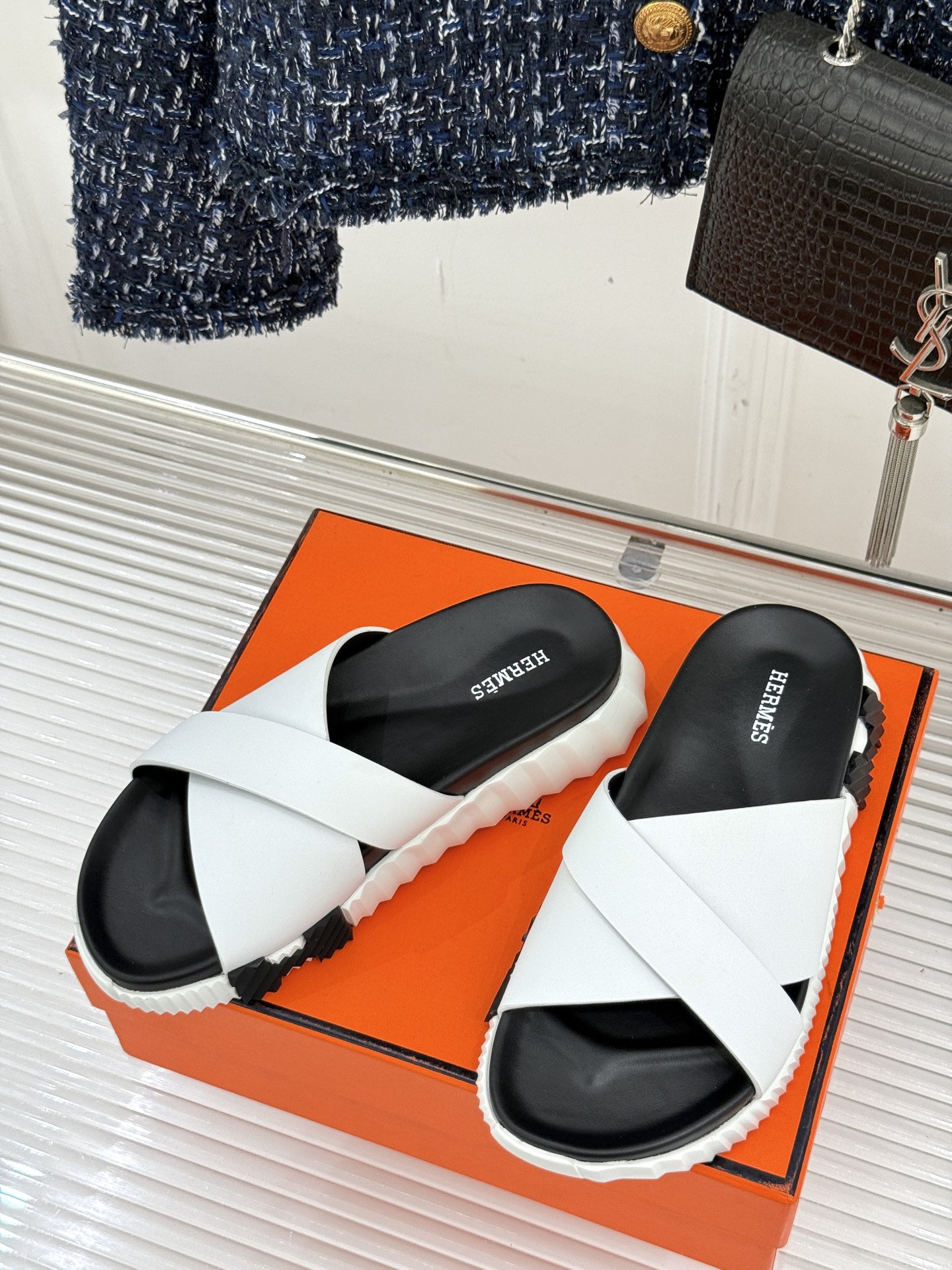 
Hermès/爱马仕经典复古厚底
情侣款交叉拖鞋
这款真的是矮个子的福音‼️
既复古又时髦🙋而且很还百