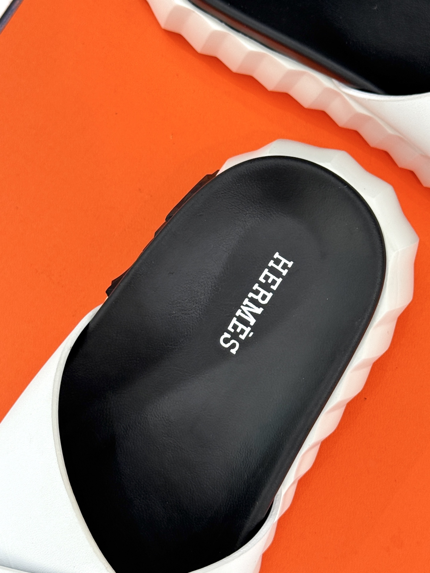 
Hermès/爱马仕经典复古厚底
情侣款交叉拖鞋
这款真的是矮个子的福音‼️
既复古又时髦🙋而且很还百