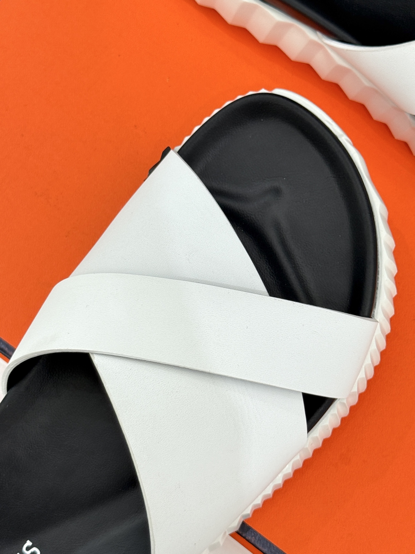 
Hermès/爱马仕经典复古厚底
情侣款交叉拖鞋
这款真的是矮个子的福音‼️
既复古又时髦🙋而且很还百