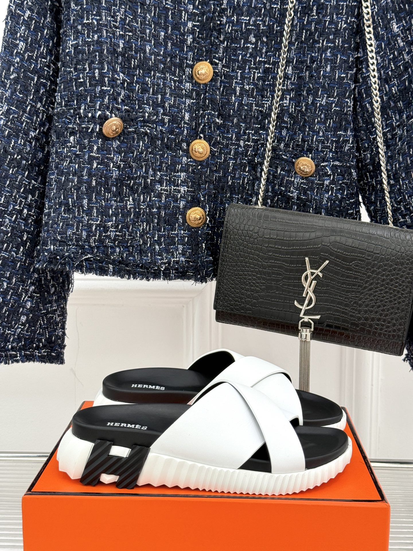 
Hermès/爱马仕经典复古厚底
情侣款交叉拖鞋
这款真的是矮个子的福音‼️
既复古又时髦🙋而且很还百