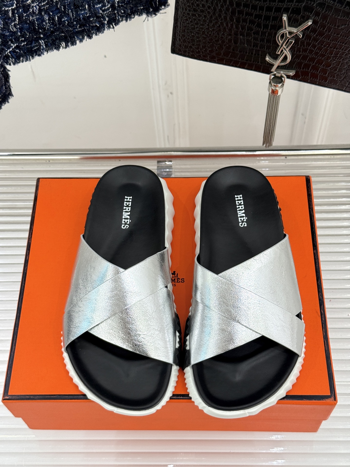 
Hermès/爱马仕经典复古厚底
情侣款交叉拖鞋
这款真的是矮个子的福音‼️
既复古又时髦🙋而且很还百