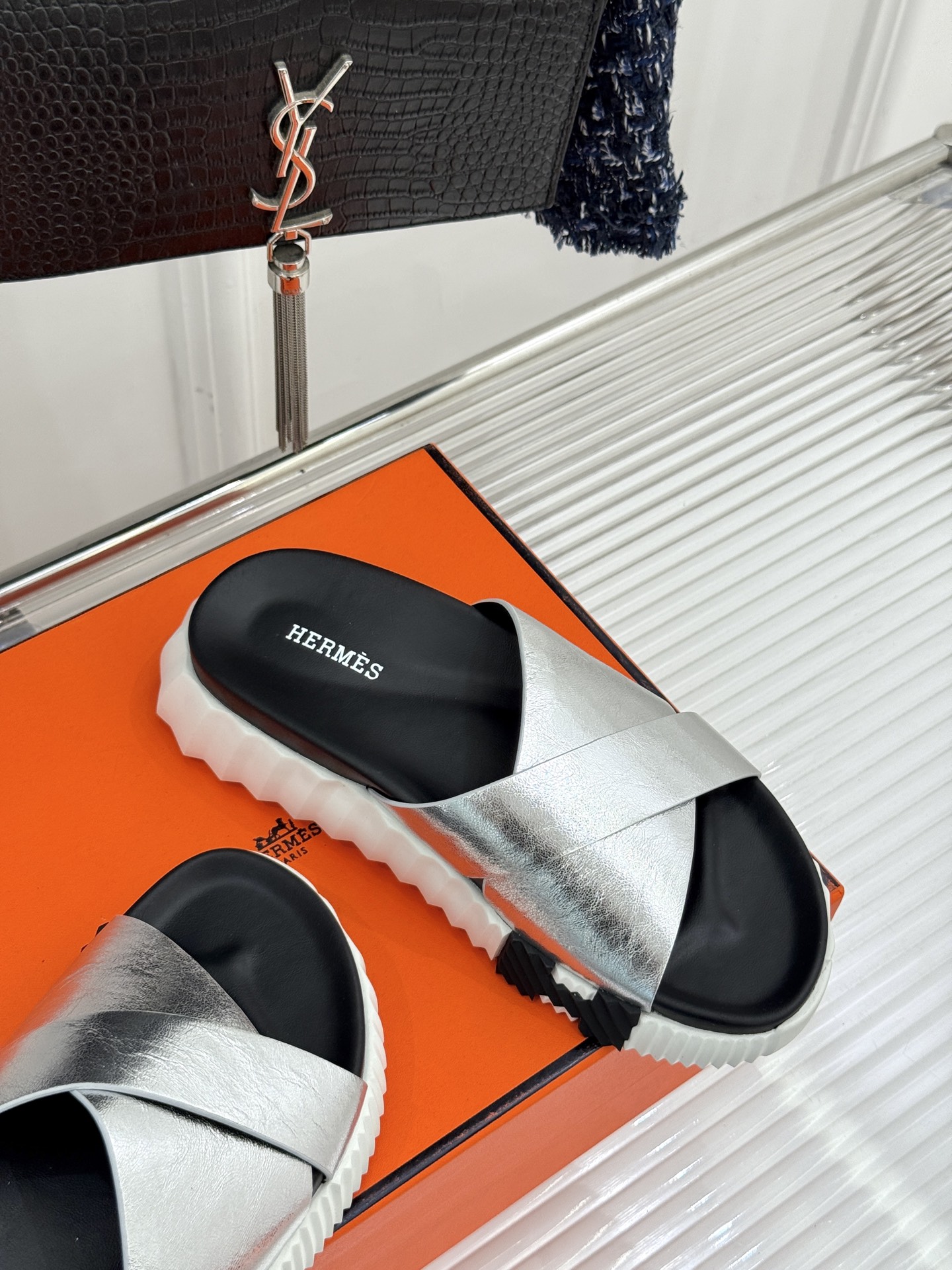 
Hermès/爱马仕经典复古厚底
情侣款交叉拖鞋
这款真的是矮个子的福音‼️
既复古又时髦🙋而且很还百