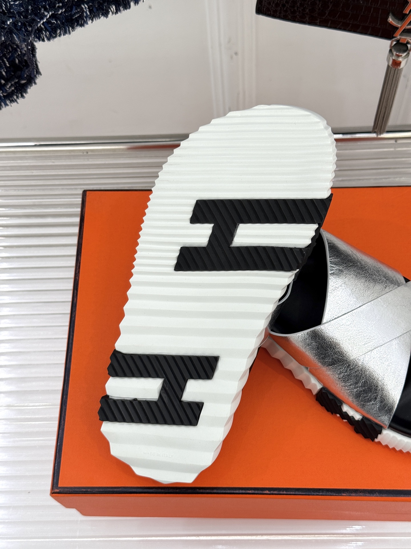
Hermès/爱马仕经典复古厚底
情侣款交叉拖鞋
这款真的是矮个子的福音‼️
既复古又时髦🙋而且很还百