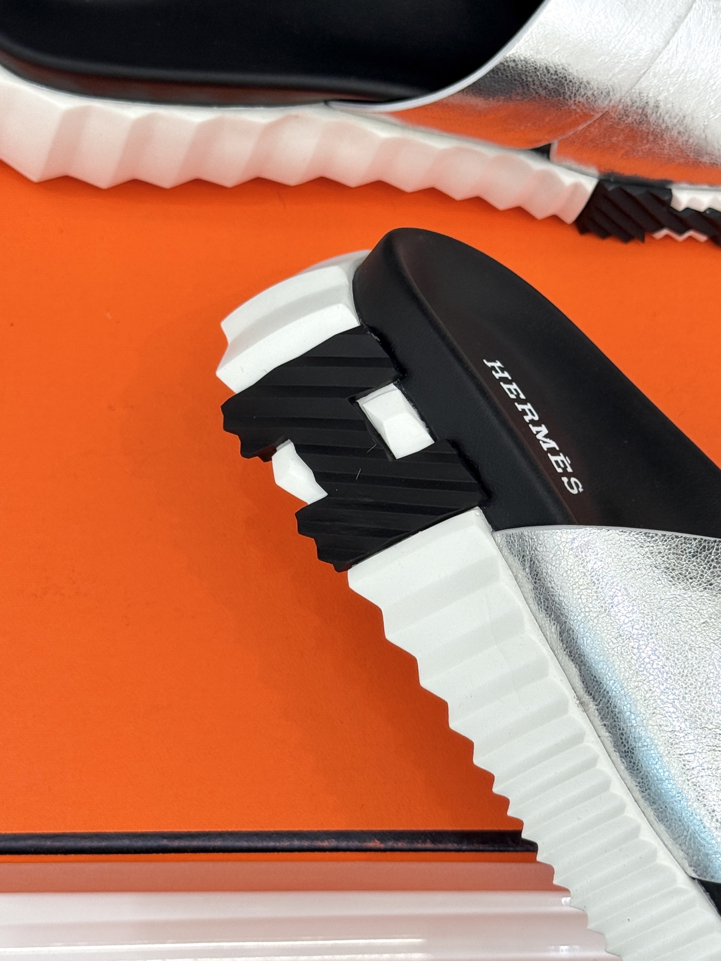 
Hermès/爱马仕经典复古厚底
情侣款交叉拖鞋
这款真的是矮个子的福音‼️
既复古又时髦🙋而且很还百