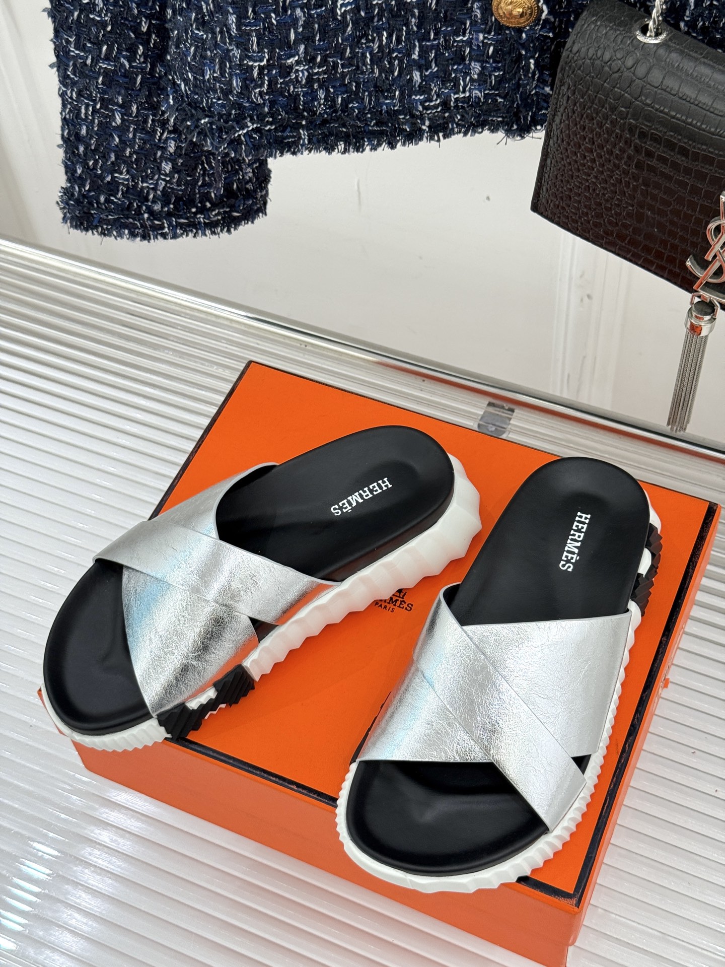 
Hermès/爱马仕经典复古厚底
情侣款交叉拖鞋
这款真的是矮个子的福音‼️
既复古又时髦🙋而且很还百