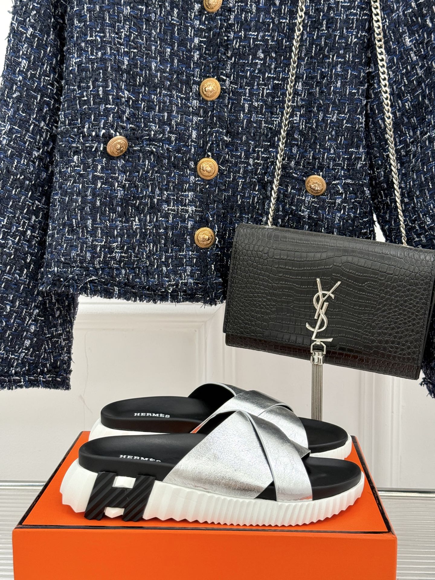 
Hermès/爱马仕经典复古厚底
情侣款交叉拖鞋
这款真的是矮个子的福音‼️
既复古又时髦🙋而且很还百