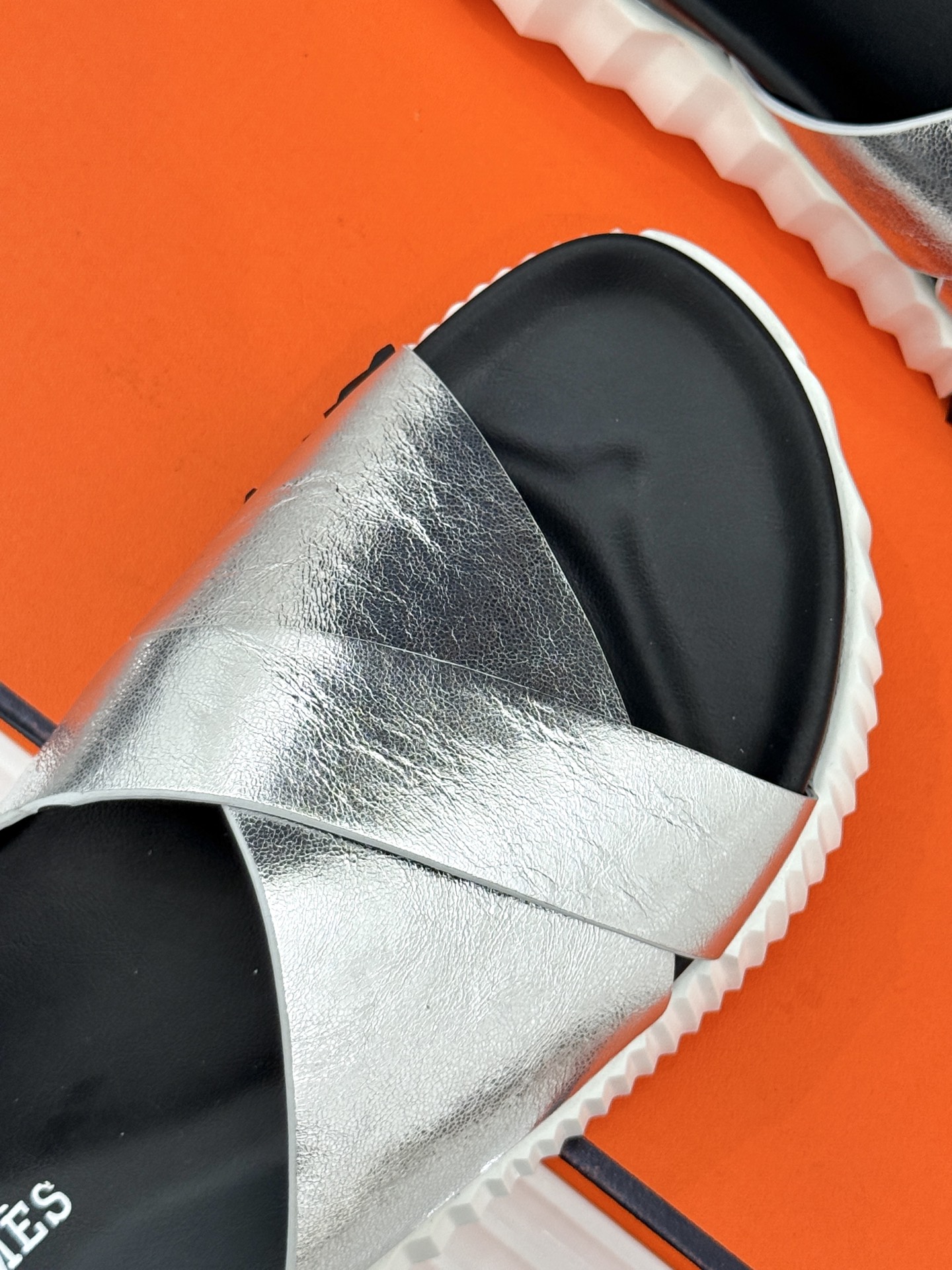 
Hermès/爱马仕经典复古厚底
情侣款交叉拖鞋
这款真的是矮个子的福音‼️
既复古又时髦🙋而且很还百