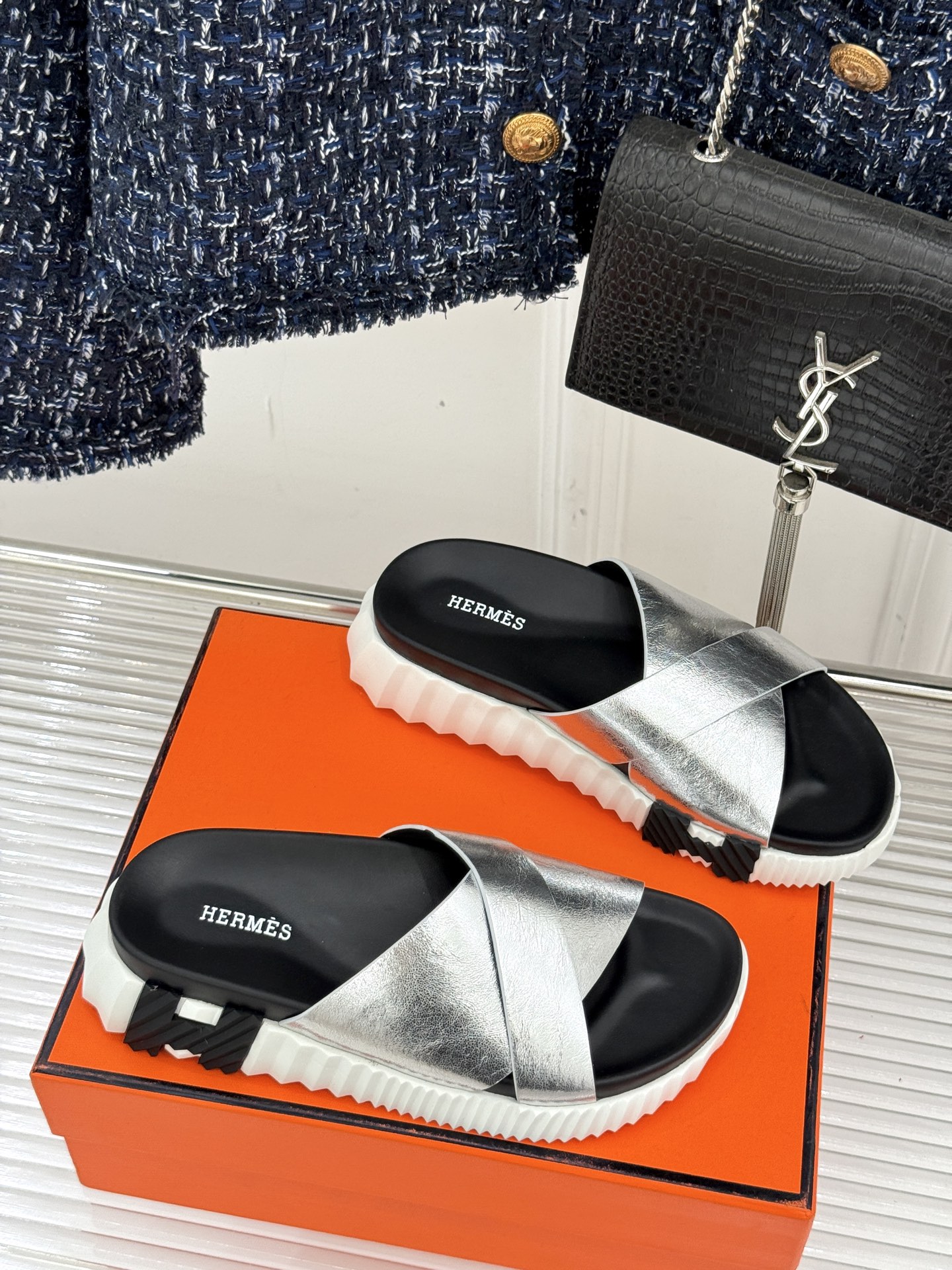
Hermès/爱马仕经典复古厚底
情侣款交叉拖鞋
这款真的是矮个子的福音‼️
既复古又时髦🙋而且很还百