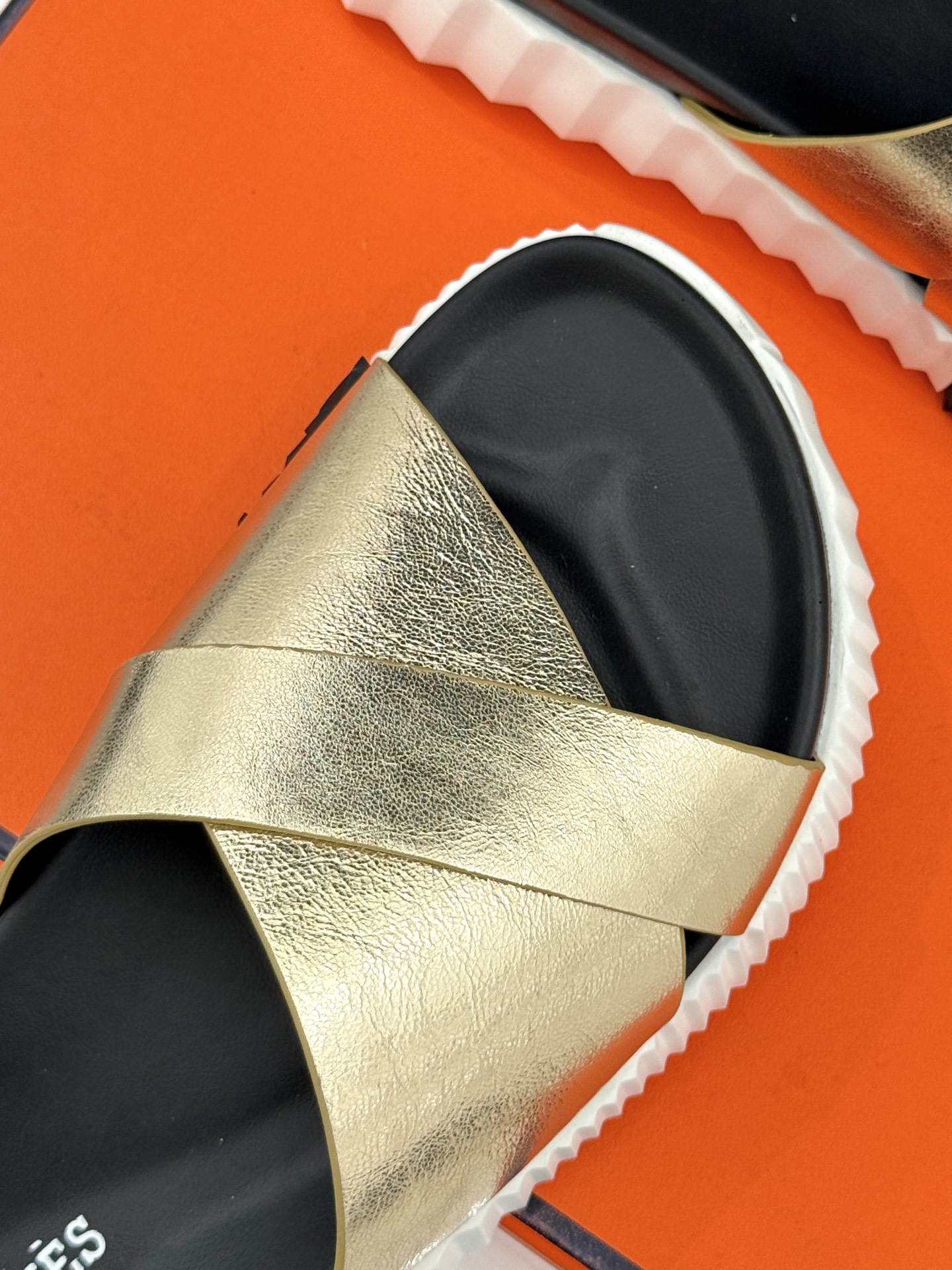 
Hermès/爱马仕经典复古厚底
情侣款交叉拖鞋
这款真的是矮个子的福音‼️
既复古又时髦🙋而且很还百