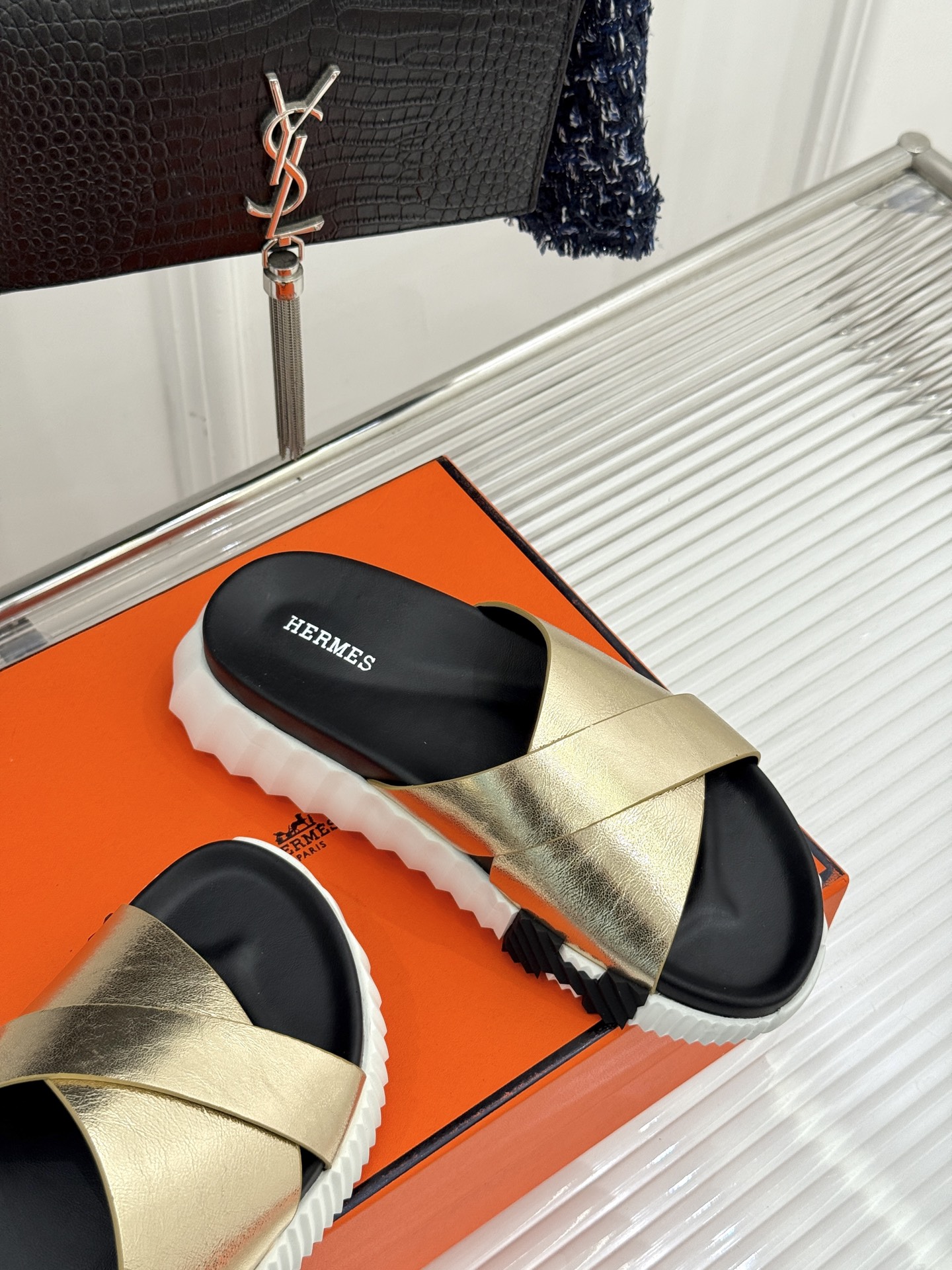 
Hermès/爱马仕经典复古厚底
情侣款交叉拖鞋
这款真的是矮个子的福音‼️
既复古又时髦🙋而且很还百
