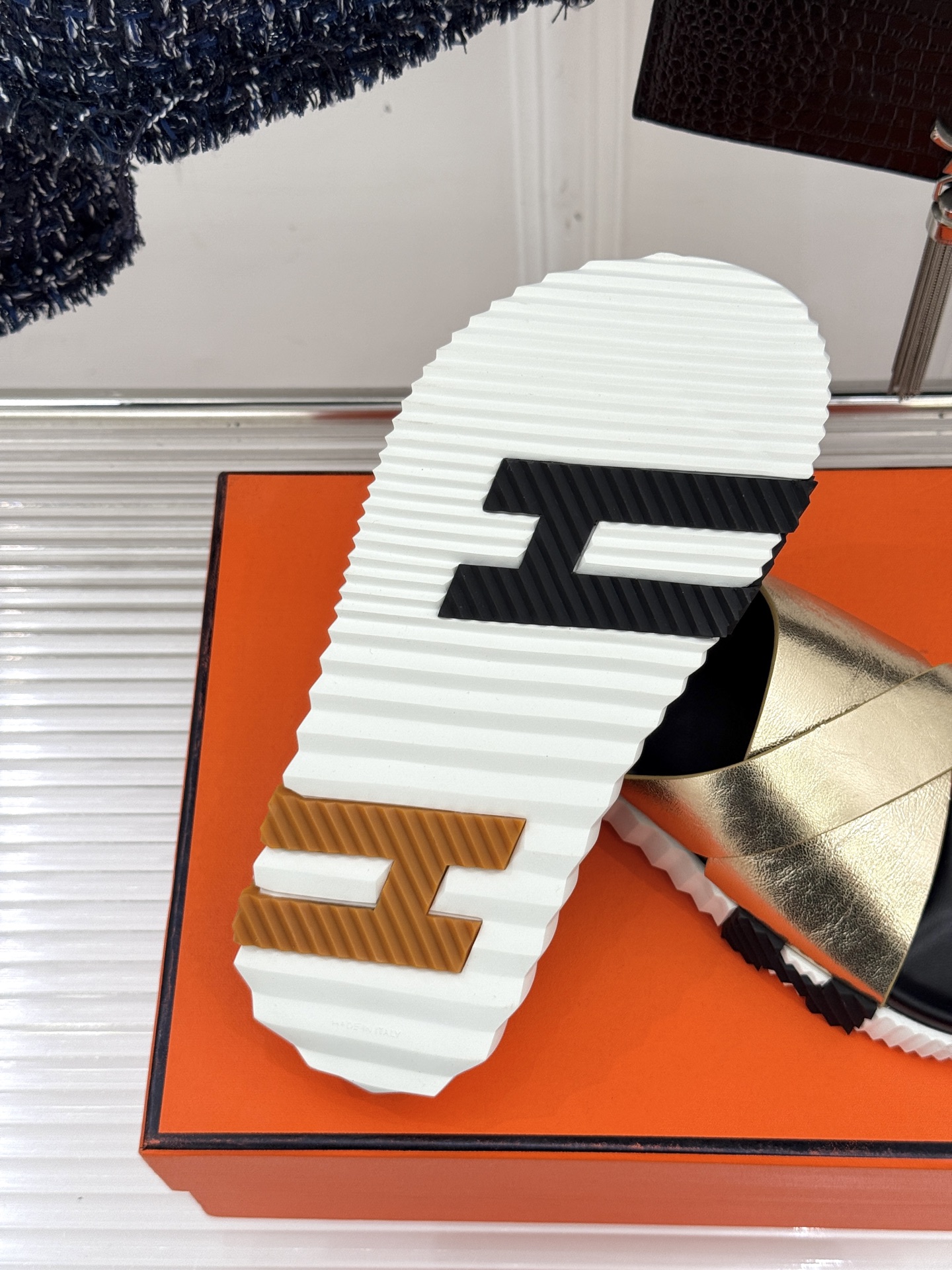 
Hermès/爱马仕经典复古厚底
情侣款交叉拖鞋
这款真的是矮个子的福音‼️
既复古又时髦🙋而且很还百
