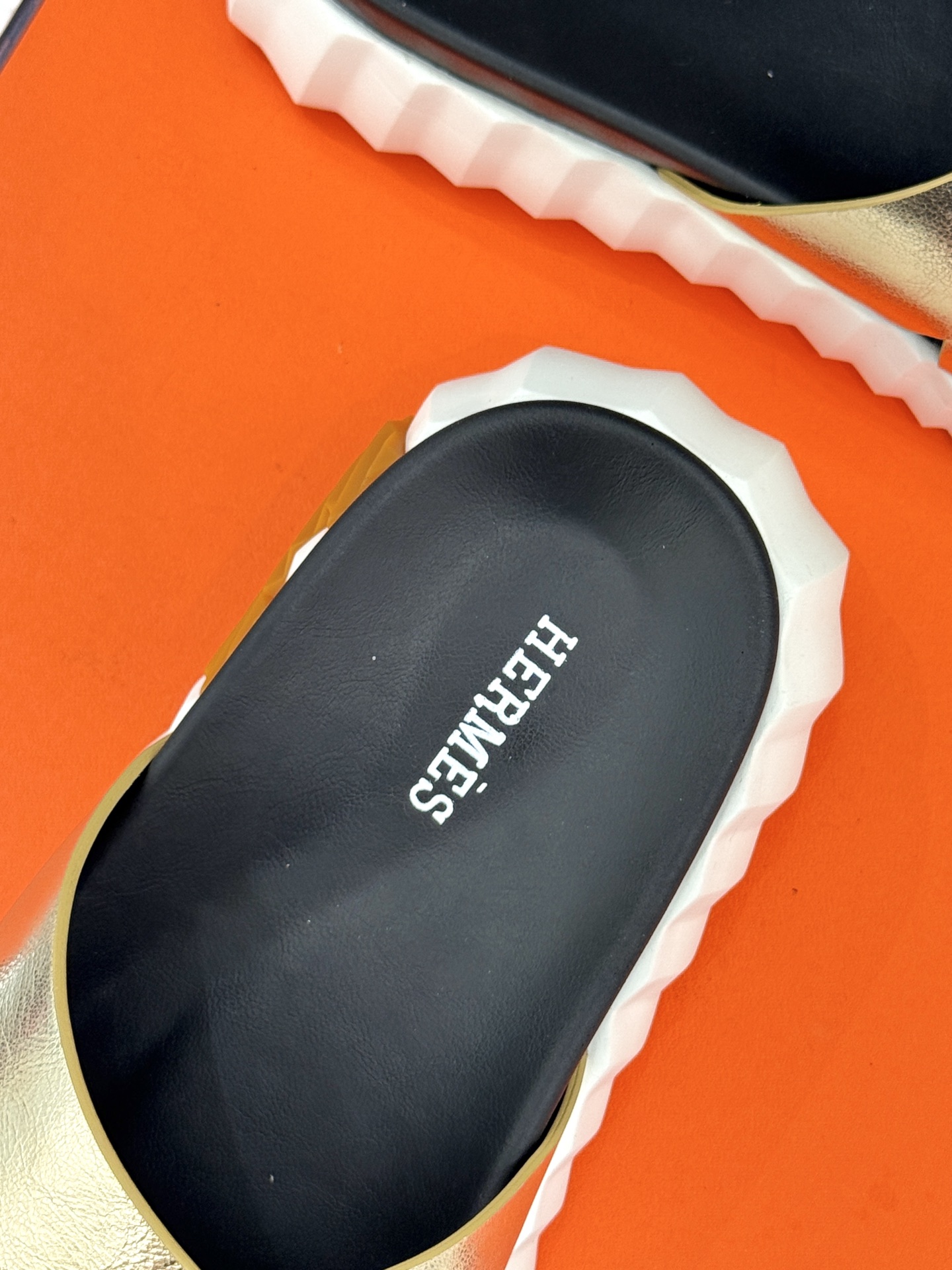 
Hermès/爱马仕经典复古厚底
情侣款交叉拖鞋
这款真的是矮个子的福音‼️
既复古又时髦🙋而且很还百
