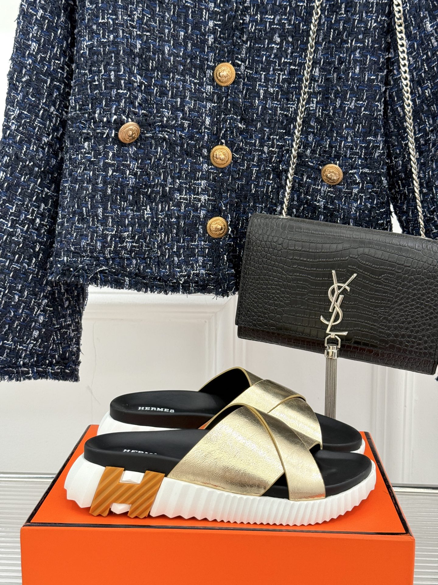 
Hermès/爱马仕经典复古厚底
情侣款交叉拖鞋
这款真的是矮个子的福音‼️
既复古又时髦🙋而且很还百