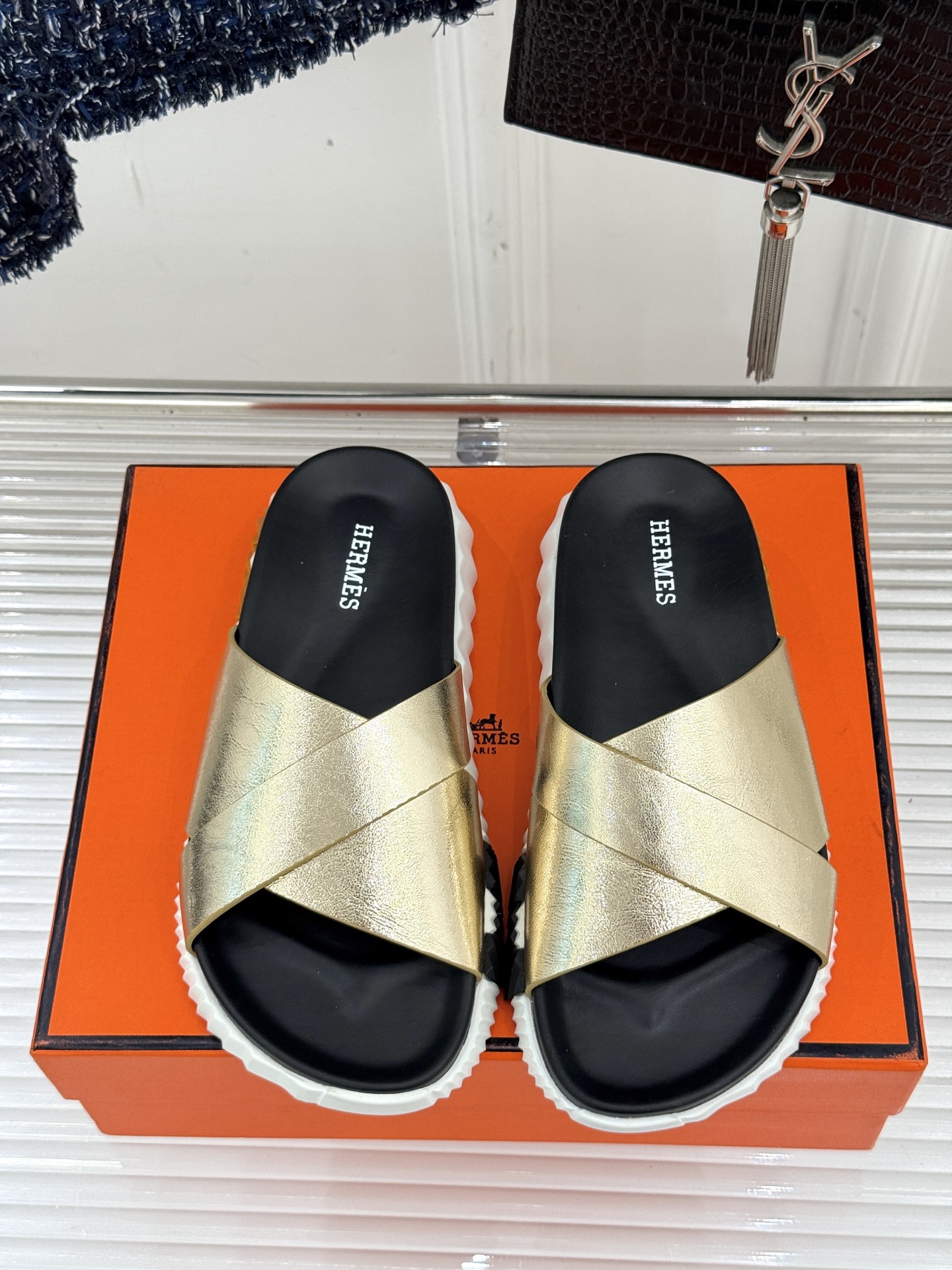 
Hermès/爱马仕经典复古厚底
情侣款交叉拖鞋
这款真的是矮个子的福音‼️
既复古又时髦🙋而且很还百