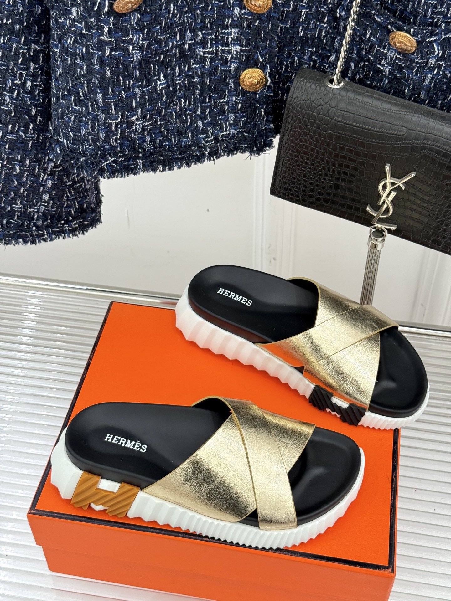 
Hermès/爱马仕经典复古厚底
情侣款交叉拖鞋
这款真的是矮个子的福音‼️
既复古又时髦🙋而且很还百