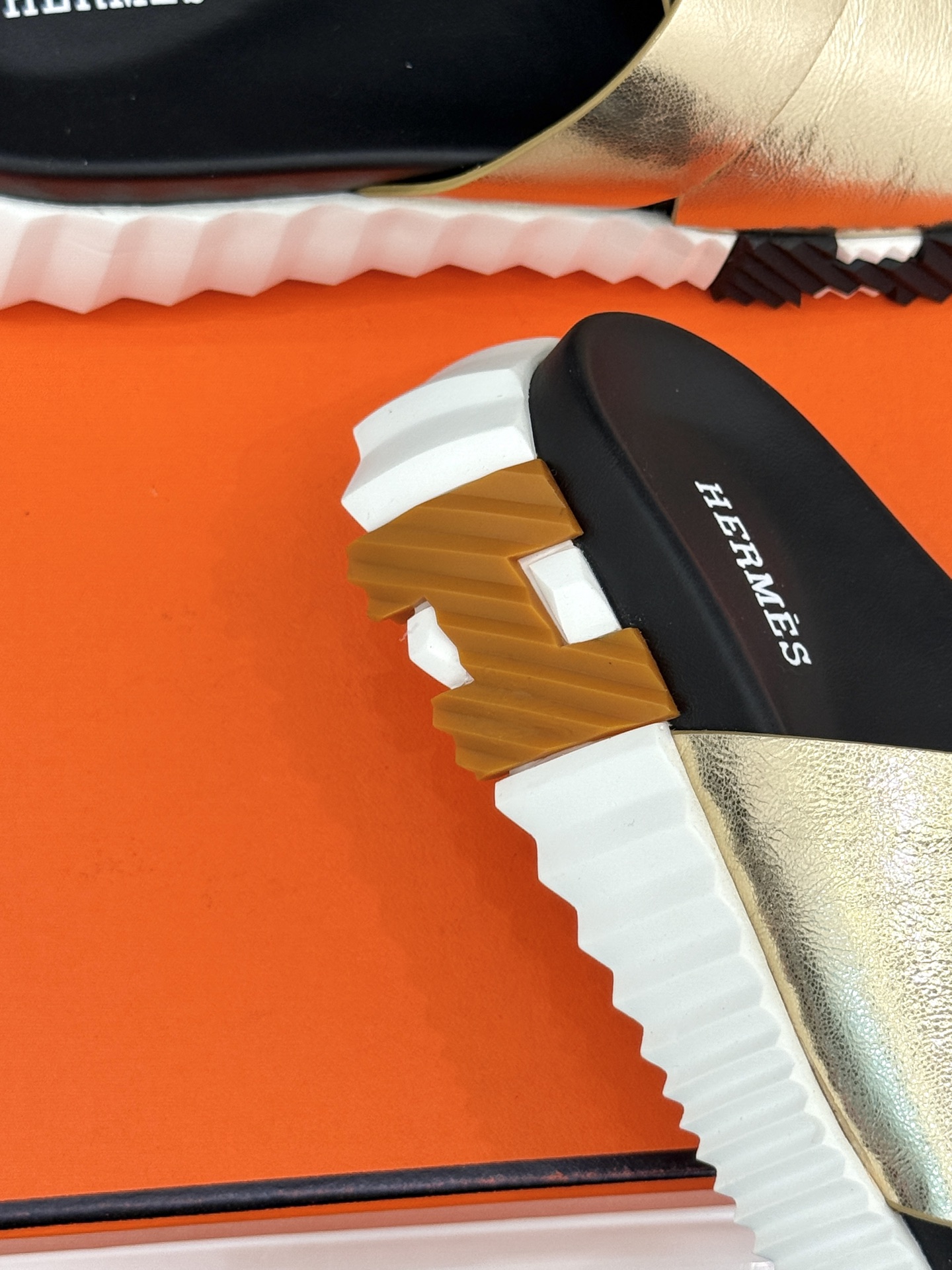 
Hermès/爱马仕经典复古厚底
情侣款交叉拖鞋
这款真的是矮个子的福音‼️
既复古又时髦🙋而且很还百