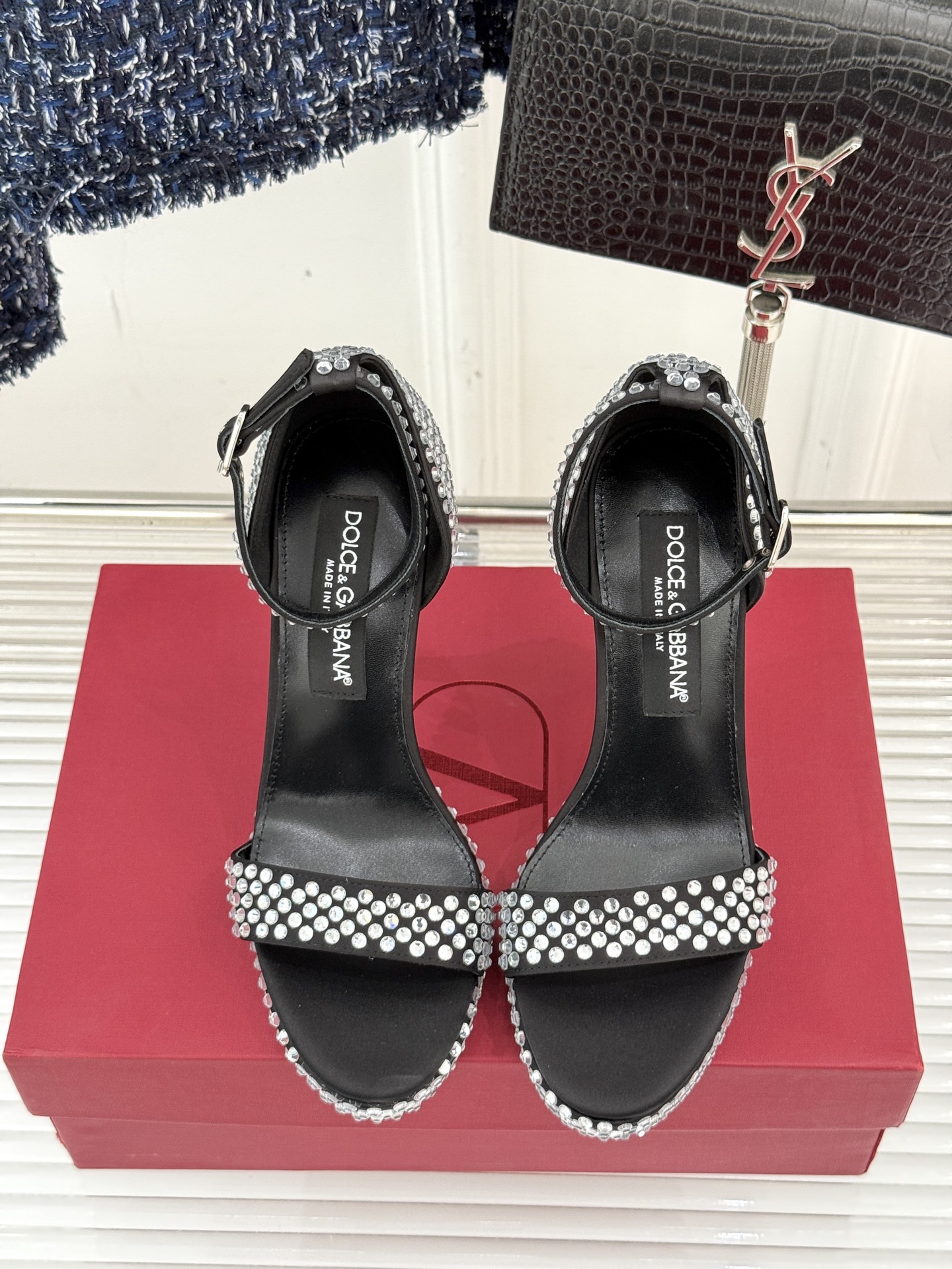 
DoOLCE&GABBANA24S春夏
新品水钻一字带高跟凉鞋
面料采用进口牛皮
内里踮脚均为羊皮
意