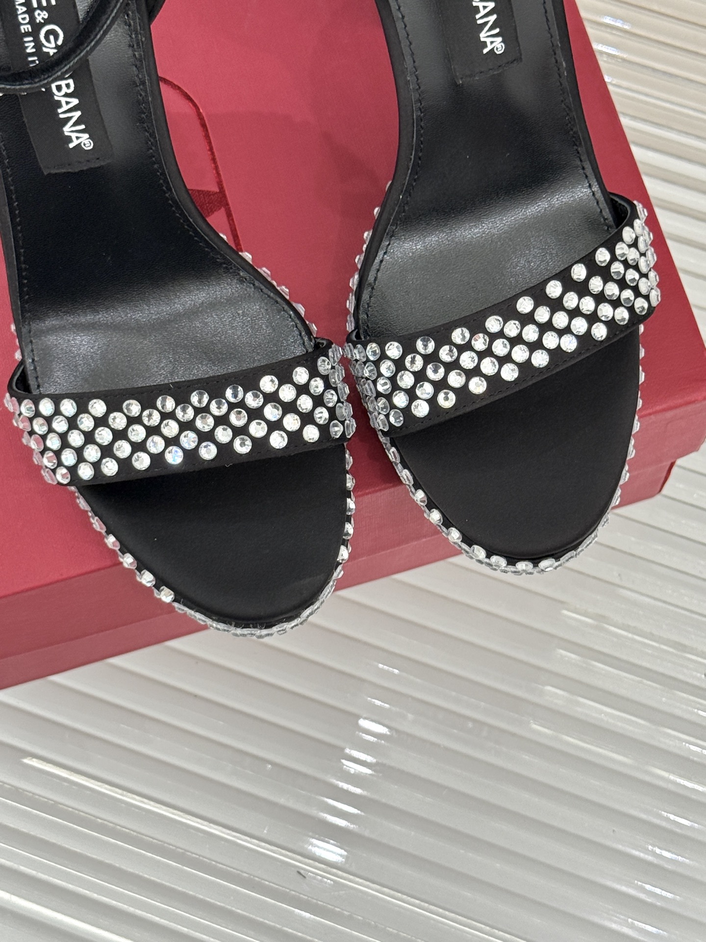 
DoOLCE&GABBANA24S春夏
新品水钻一字带高跟凉鞋
面料采用进口牛皮
内里踮脚均为羊皮
意