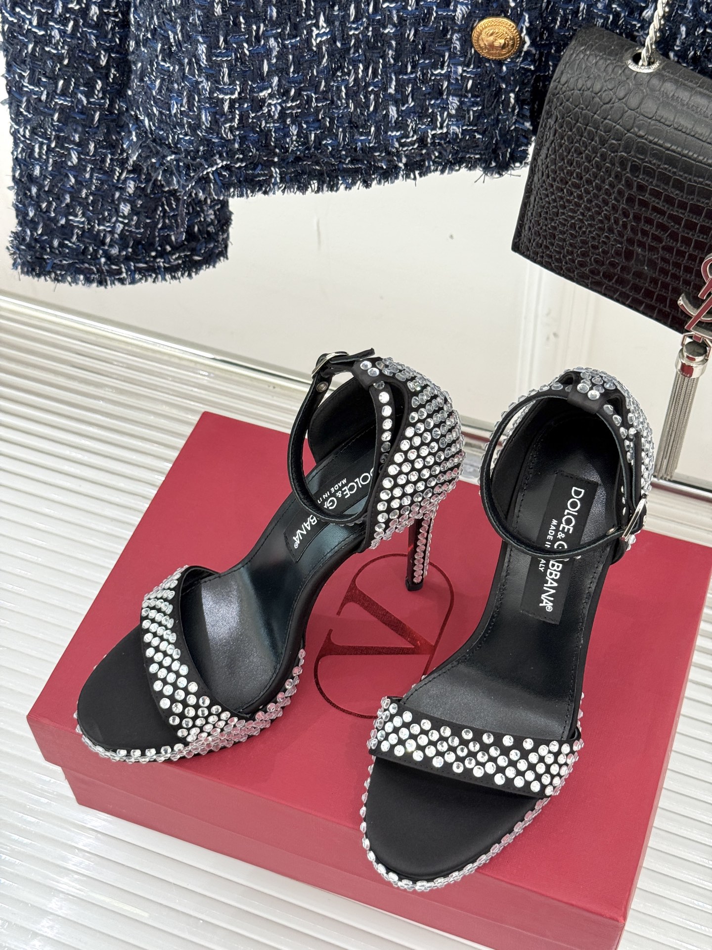 
DoOLCE&GABBANA24S春夏
新品水钻一字带高跟凉鞋
面料采用进口牛皮
内里踮脚均为羊皮
意