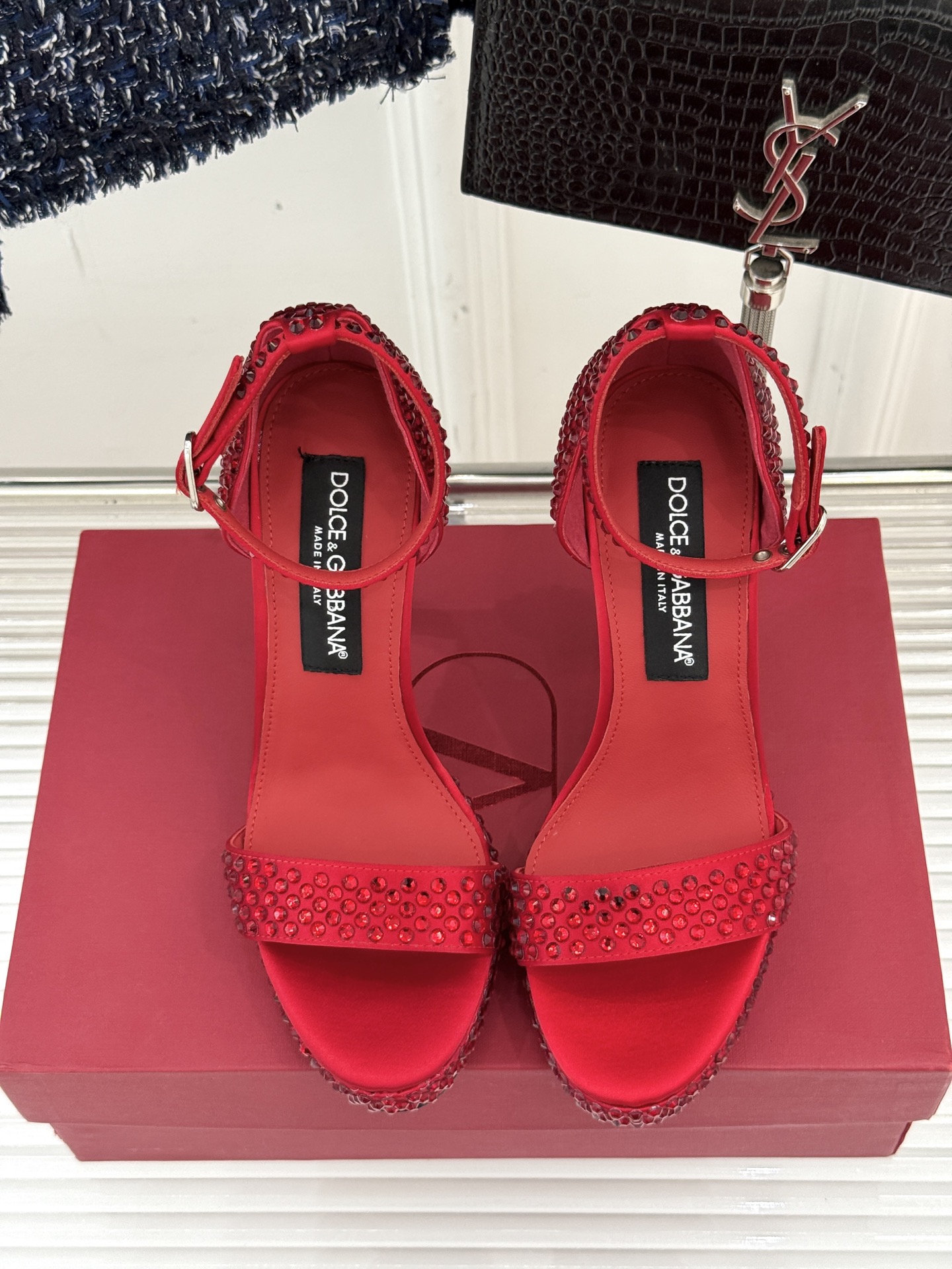 
DoOLCE&GABBANA24S春夏
新品水钻一字带高跟凉鞋
面料采用进口牛皮
内里踮脚均为羊皮
意