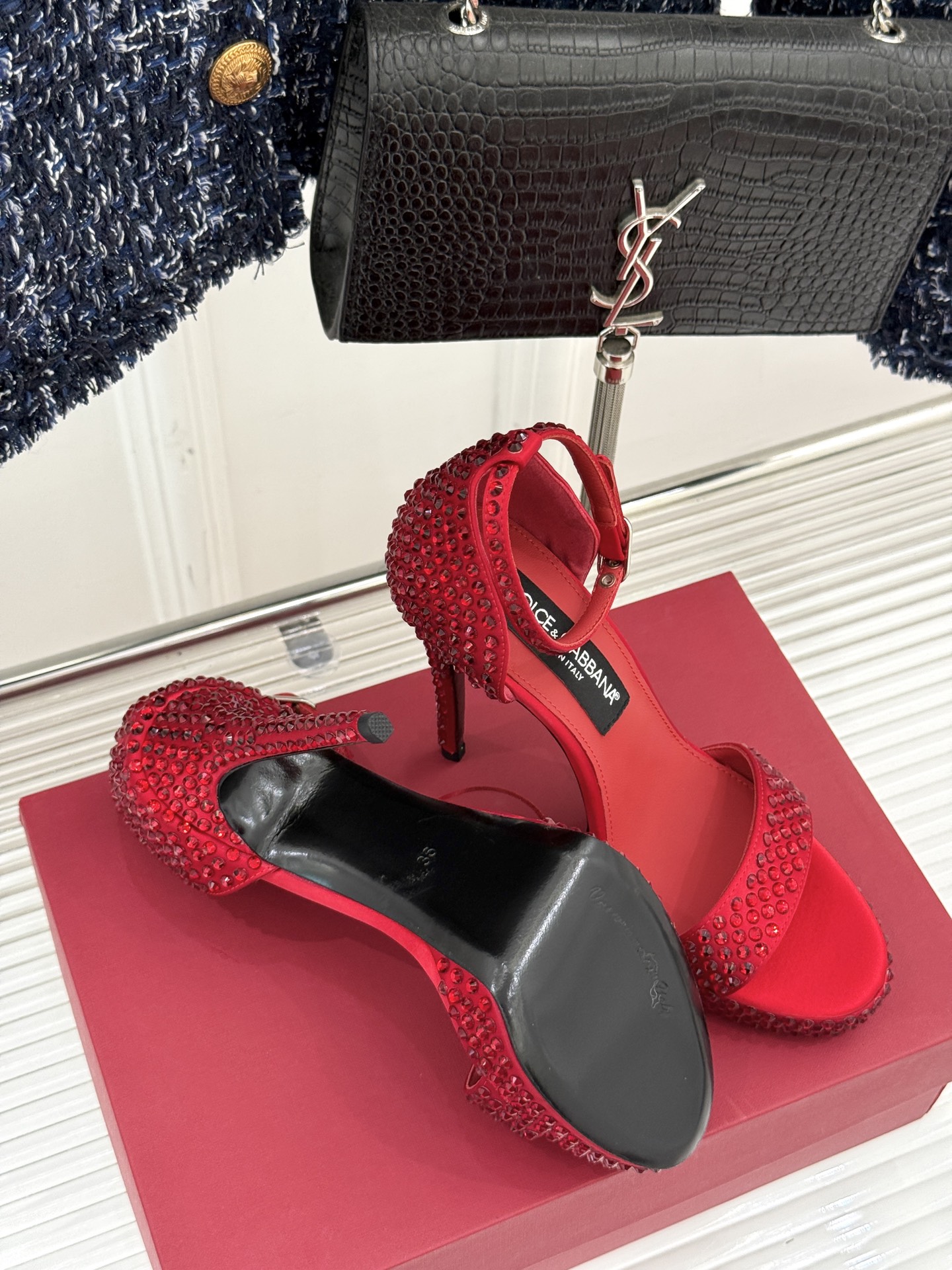 
DoOLCE&GABBANA24S春夏
新品水钻一字带高跟凉鞋
面料采用进口牛皮
内里踮脚均为羊皮
意