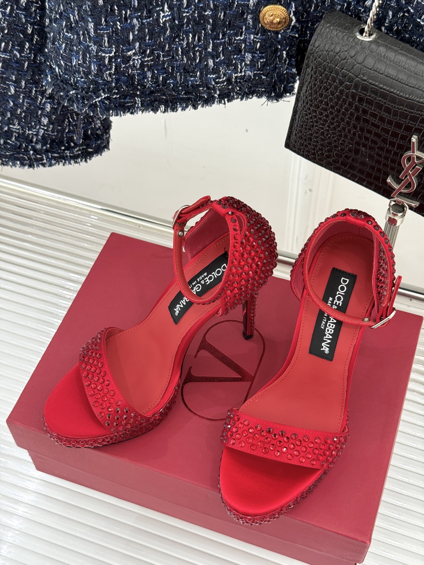 
DoOLCE&GABBANA24S春夏
新品水钻一字带高跟凉鞋
面料采用进口牛皮
内里踮脚均为羊皮
意