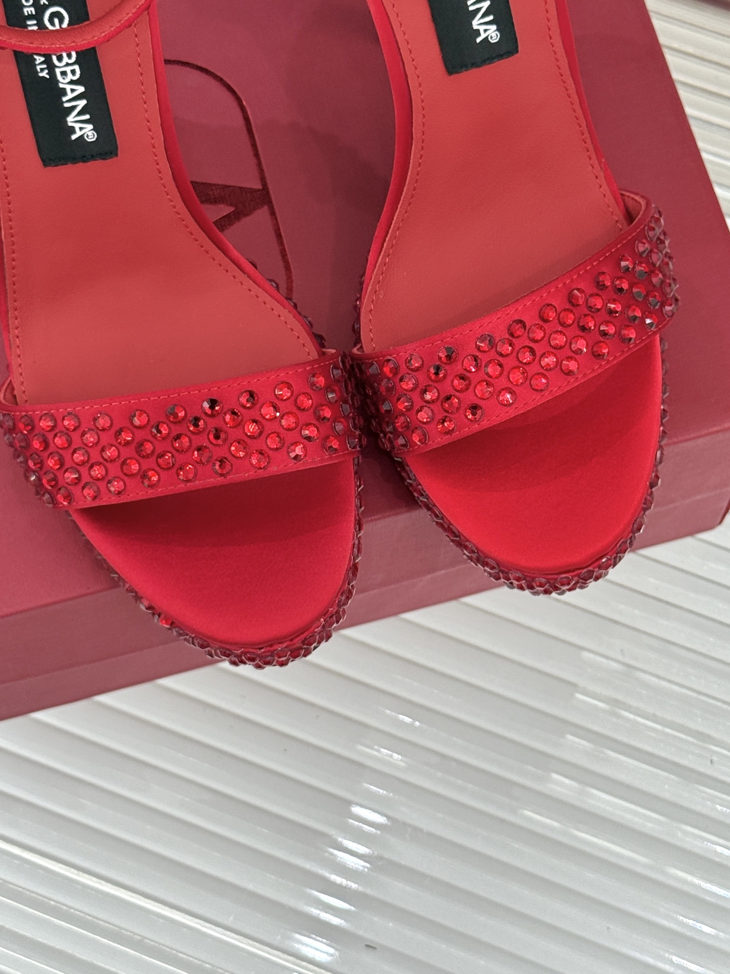 
DoOLCE&GABBANA24S春夏
新品水钻一字带高跟凉鞋
面料采用进口牛皮
内里踮脚均为羊皮
意