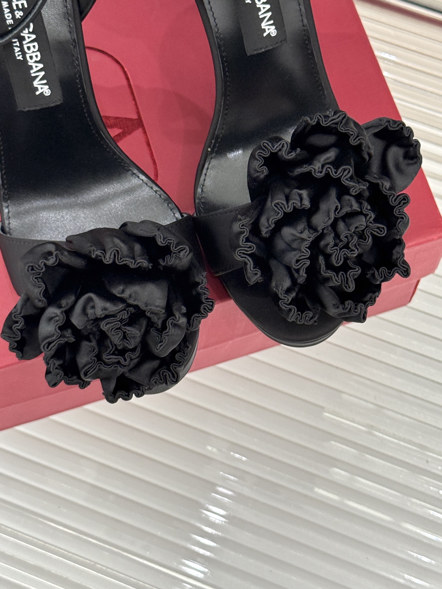 
DoOLCE&GABBANA24S春夏
新品花朵🌺高跟凉鞋
面料采用进口牛皮
内里踮脚均为羊皮
意大利