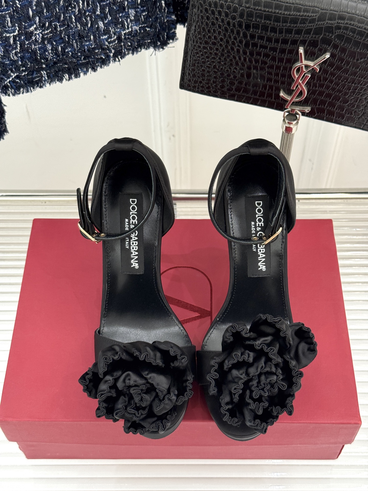 
DoOLCE&GABBANA24S春夏
新品花朵🌺高跟凉鞋
面料采用进口牛皮
内里踮脚均为羊皮
意大利