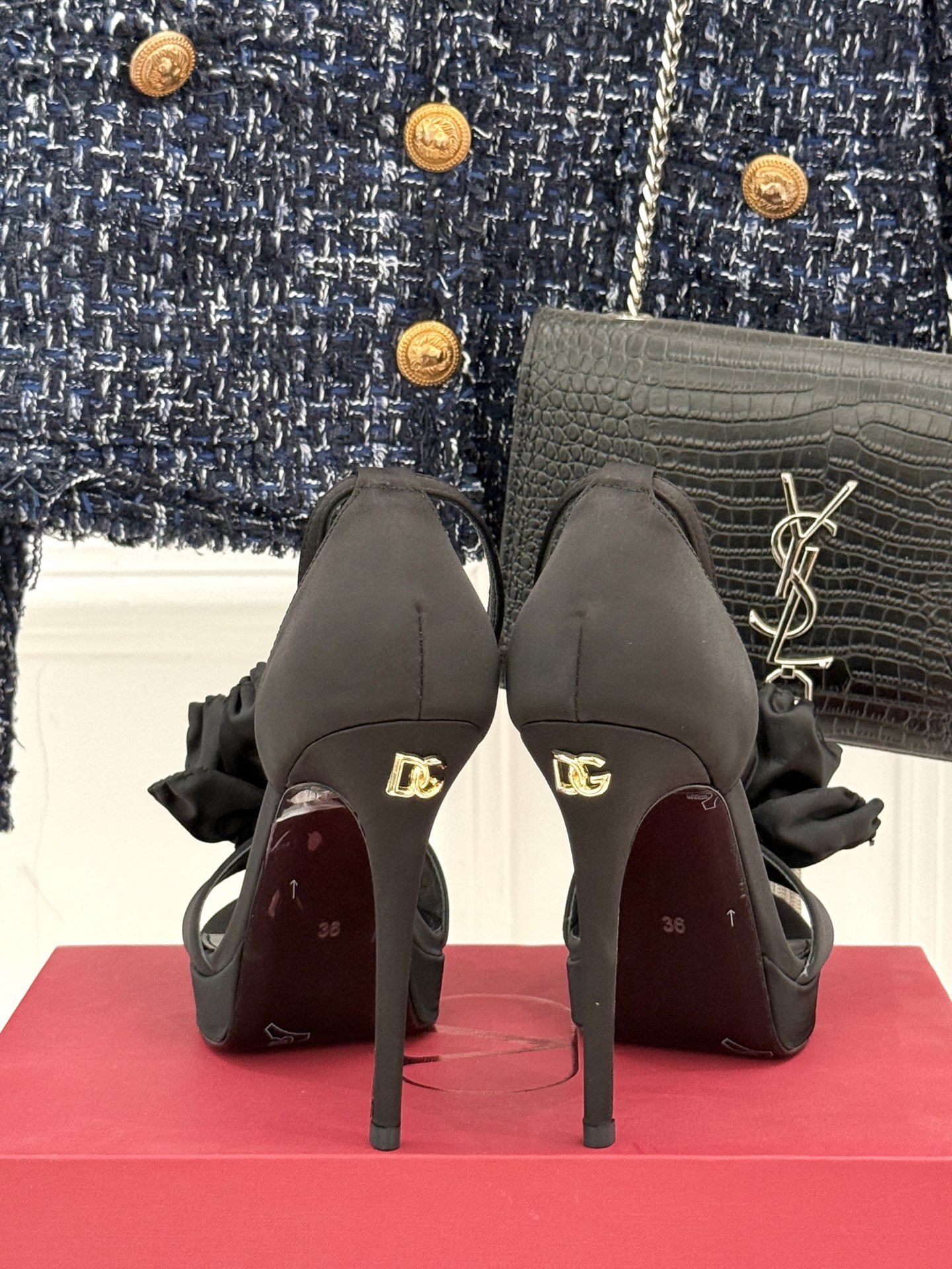 
DoOLCE&GABBANA24S春夏
新品花朵🌺高跟凉鞋
面料采用进口牛皮
内里踮脚均为羊皮
意大利