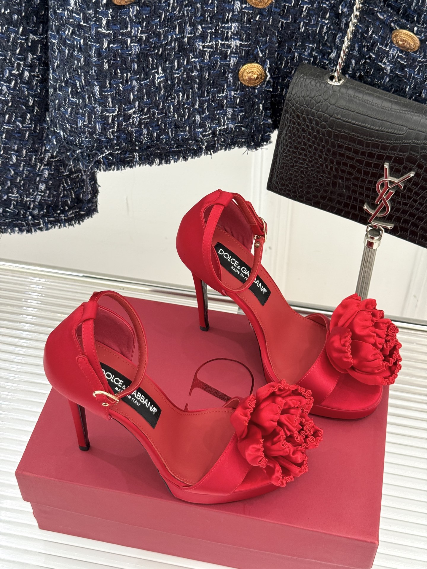 
DoOLCE&GABBANA24S春夏
新品花朵🌺高跟凉鞋
面料采用进口牛皮
内里踮脚均为羊皮
意大利