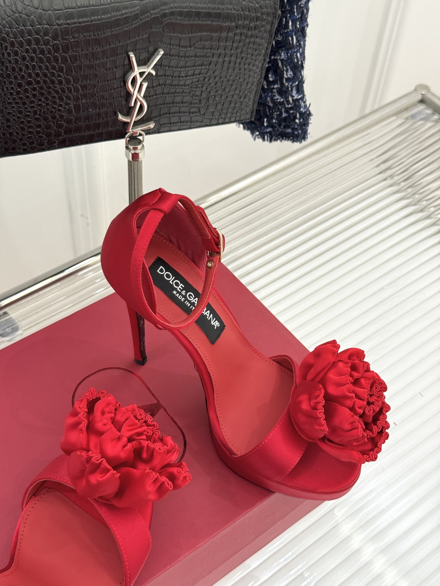 
DoOLCE&GABBANA24S春夏
新品花朵🌺高跟凉鞋
面料采用进口牛皮
内里踮脚均为羊皮
意大利