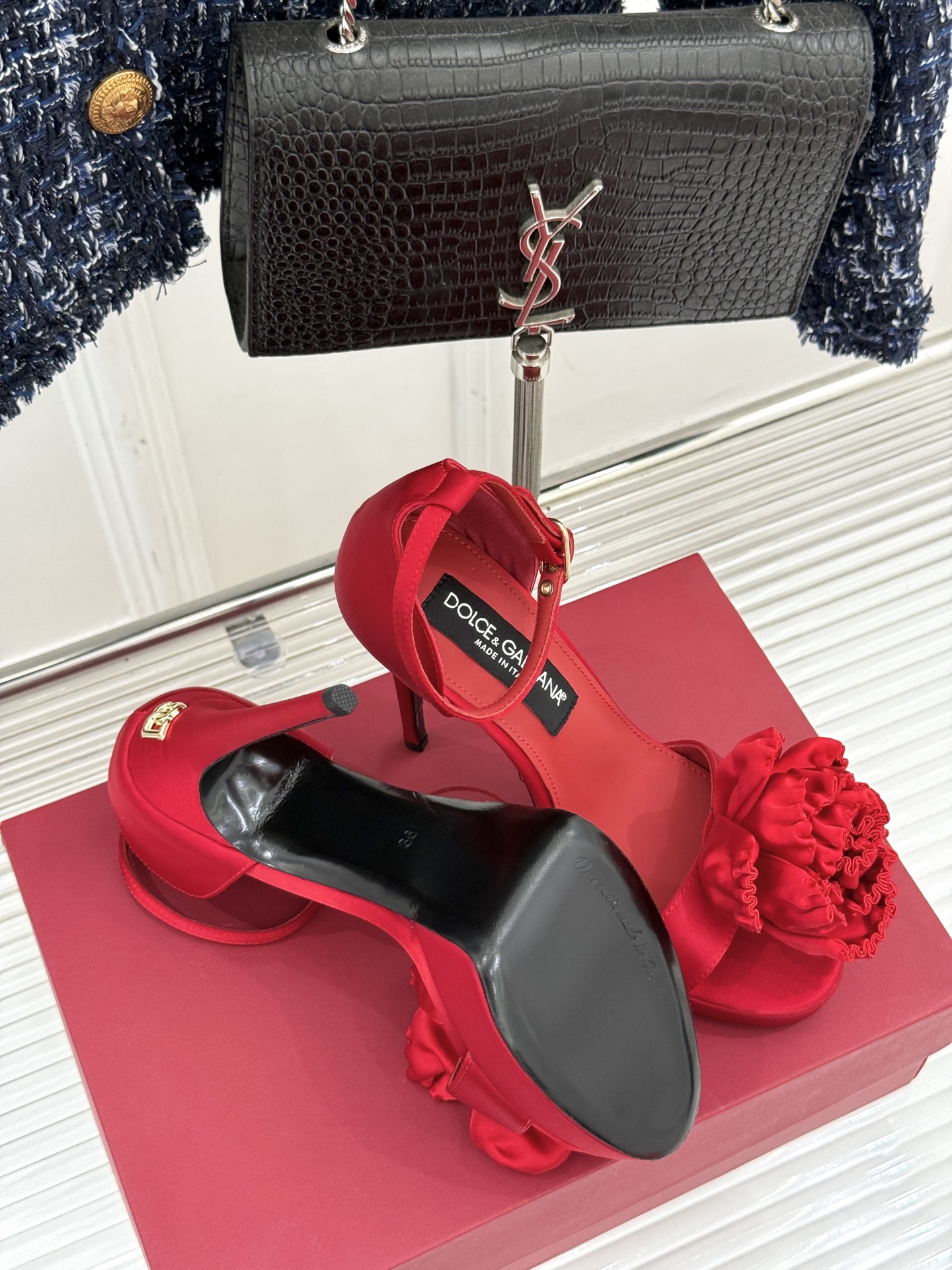 
DoOLCE&GABBANA24S春夏
新品花朵🌺高跟凉鞋
面料采用进口牛皮
内里踮脚均为羊皮
意大利