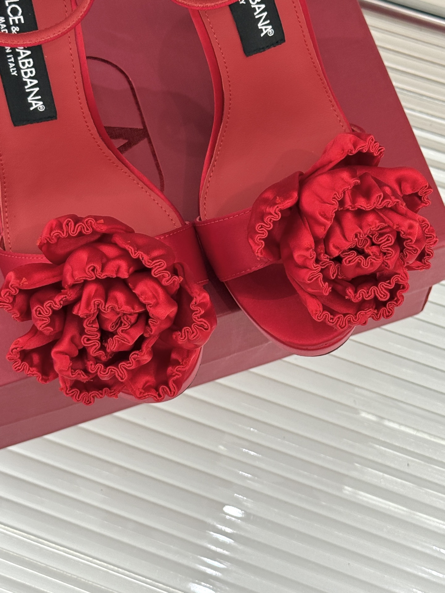
DoOLCE&GABBANA24S春夏
新品花朵🌺高跟凉鞋
面料采用进口牛皮
内里踮脚均为羊皮
意大利