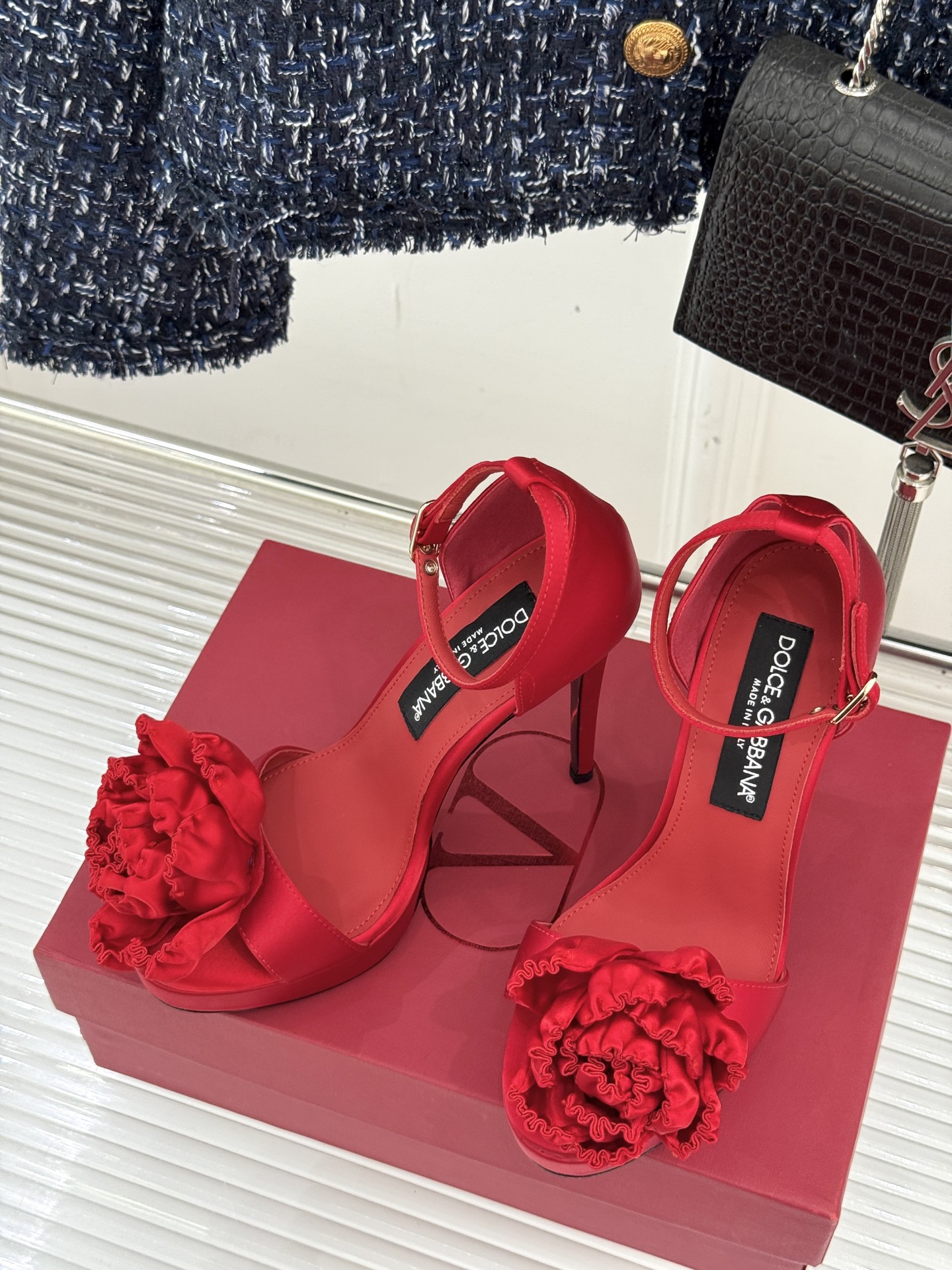
DoOLCE&GABBANA24S春夏
新品花朵🌺高跟凉鞋
面料采用进口牛皮
内里踮脚均为羊皮
意大利