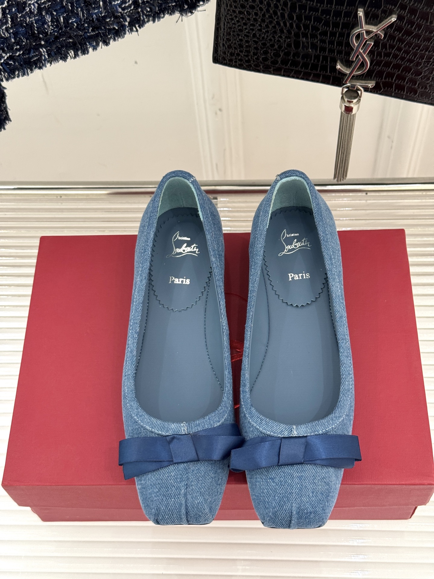 
ChristinLouboutin/CL经典方头
蝴蝶结芭蕾舞鞋单鞋
芭蕾舞鞋柔软天花板呀~
气质优雅