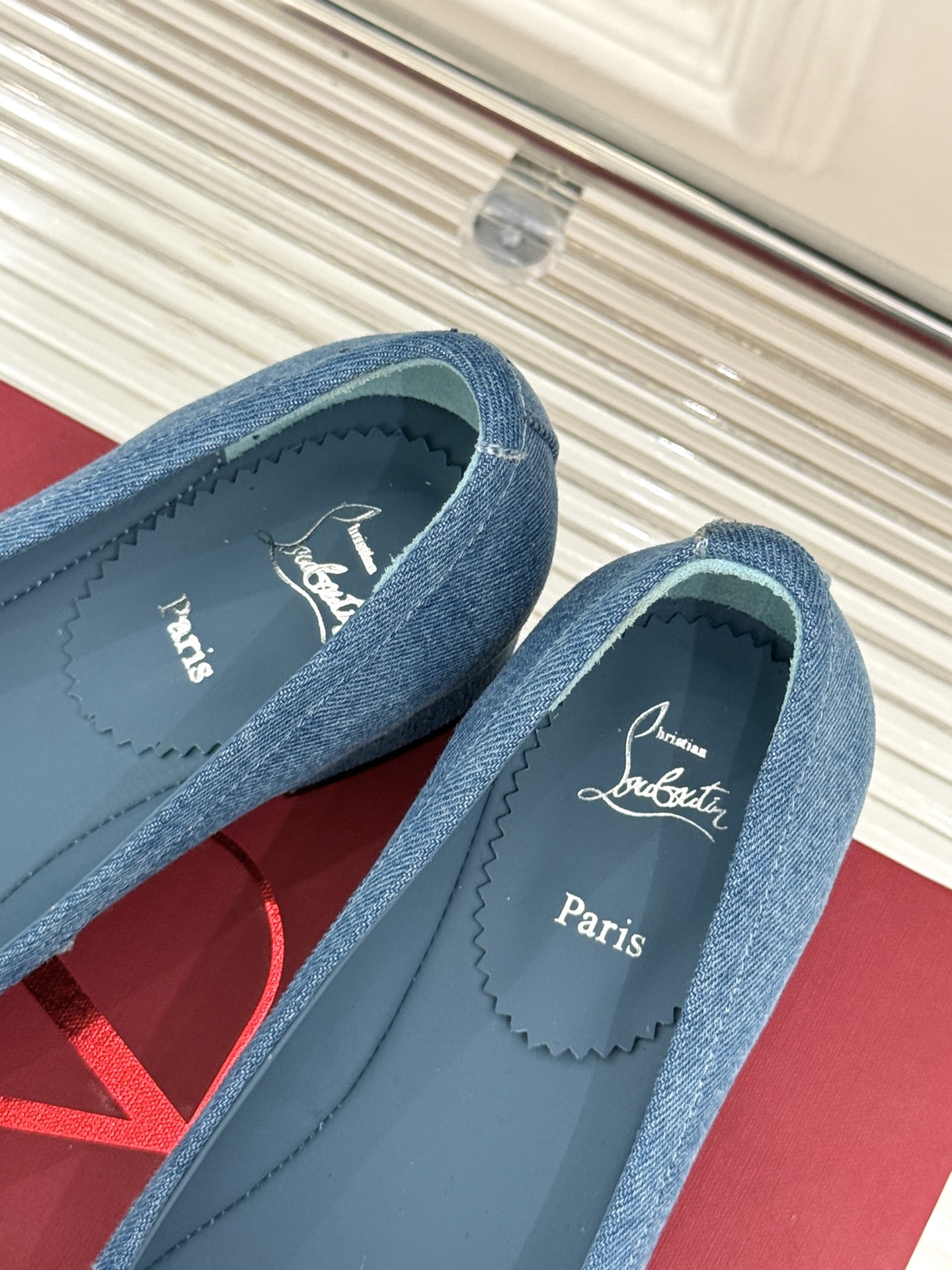 
ChristinLouboutin/CL经典方头
蝴蝶结芭蕾舞鞋单鞋
芭蕾舞鞋柔软天花板呀~
气质优雅