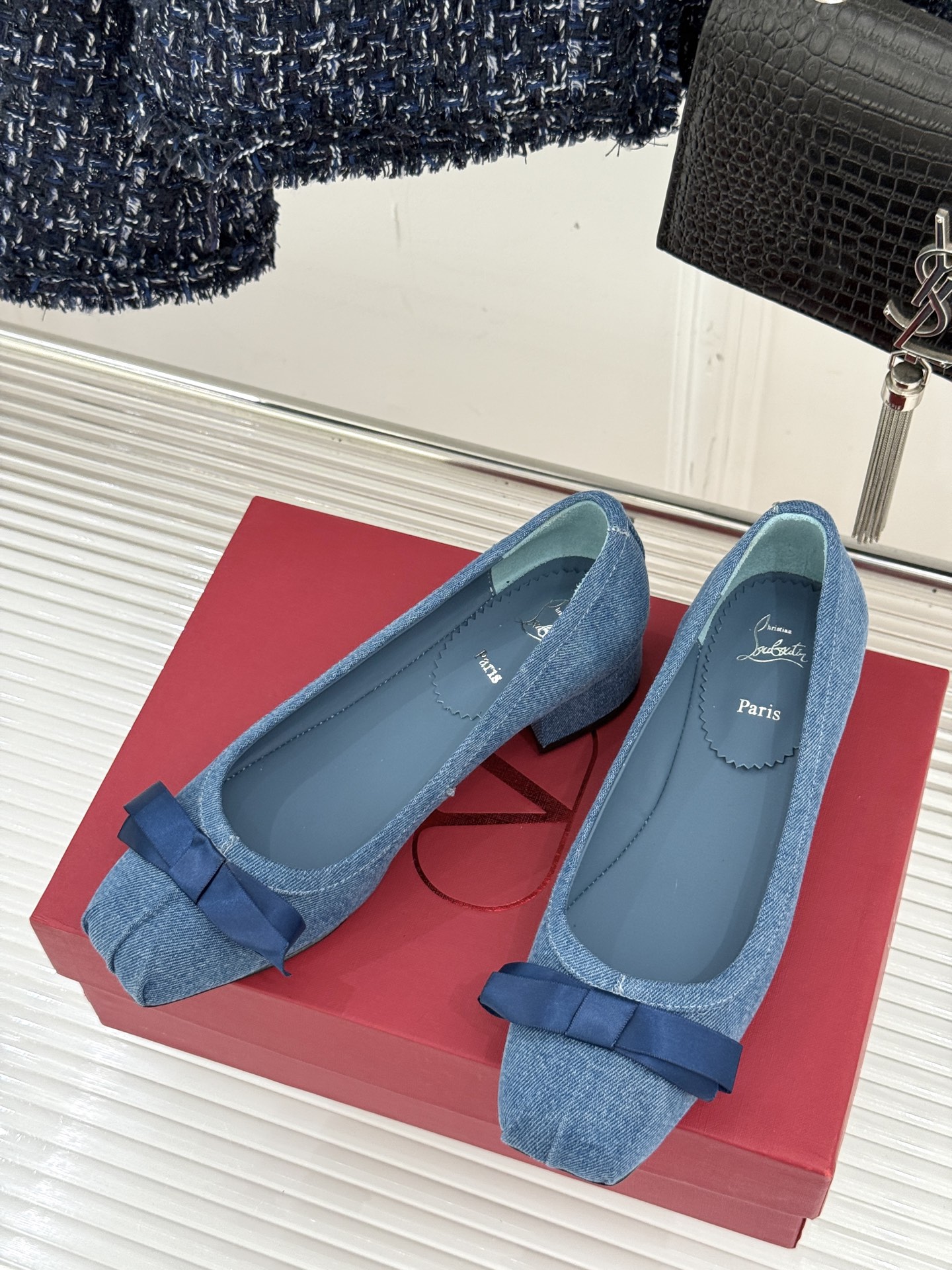 
ChristinLouboutin/CL经典方头
蝴蝶结芭蕾舞鞋单鞋
芭蕾舞鞋柔软天花板呀~
气质优雅