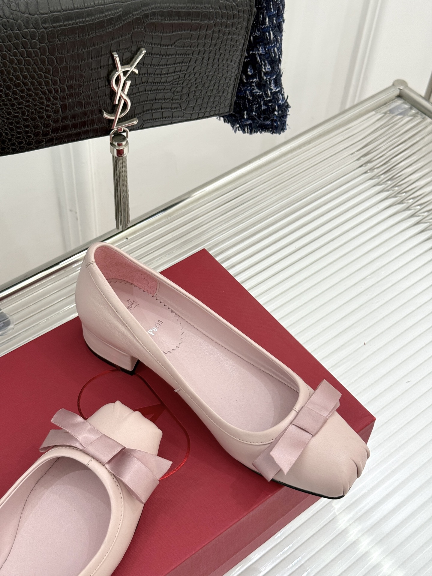 
ChristinLouboutin/CL经典方头
蝴蝶结芭蕾舞鞋单鞋
芭蕾舞鞋柔软天花板呀~
气质优雅
