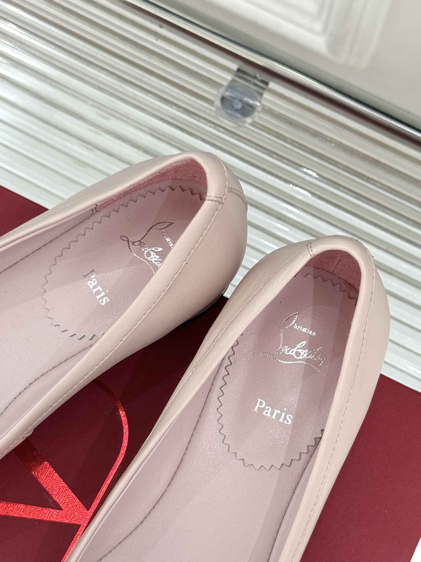 
ChristinLouboutin/CL经典方头
蝴蝶结芭蕾舞鞋单鞋
芭蕾舞鞋柔软天花板呀~
气质优雅