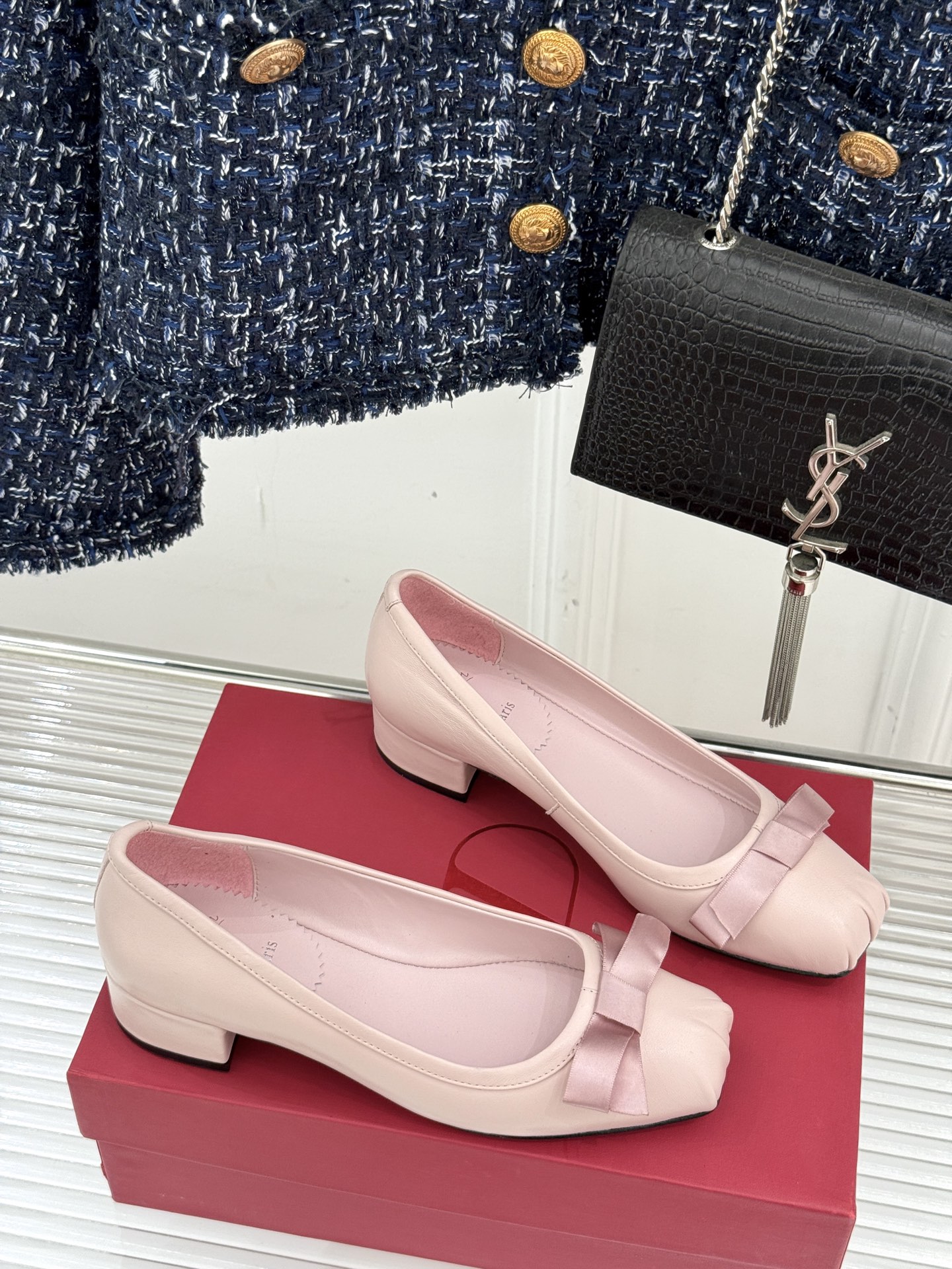 
ChristinLouboutin/CL经典方头
蝴蝶结芭蕾舞鞋单鞋
芭蕾舞鞋柔软天花板呀~
气质优雅