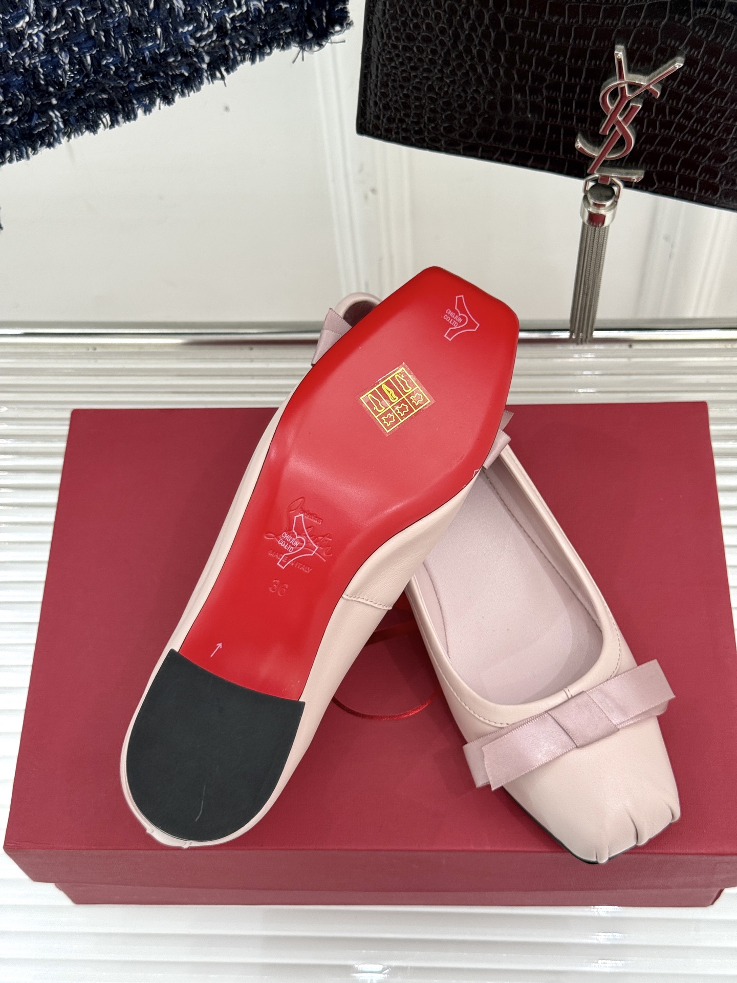 
ChristinLouboutin/CL经典方头
蝴蝶结芭蕾舞鞋单鞋
芭蕾舞鞋柔软天花板呀~
气质优雅