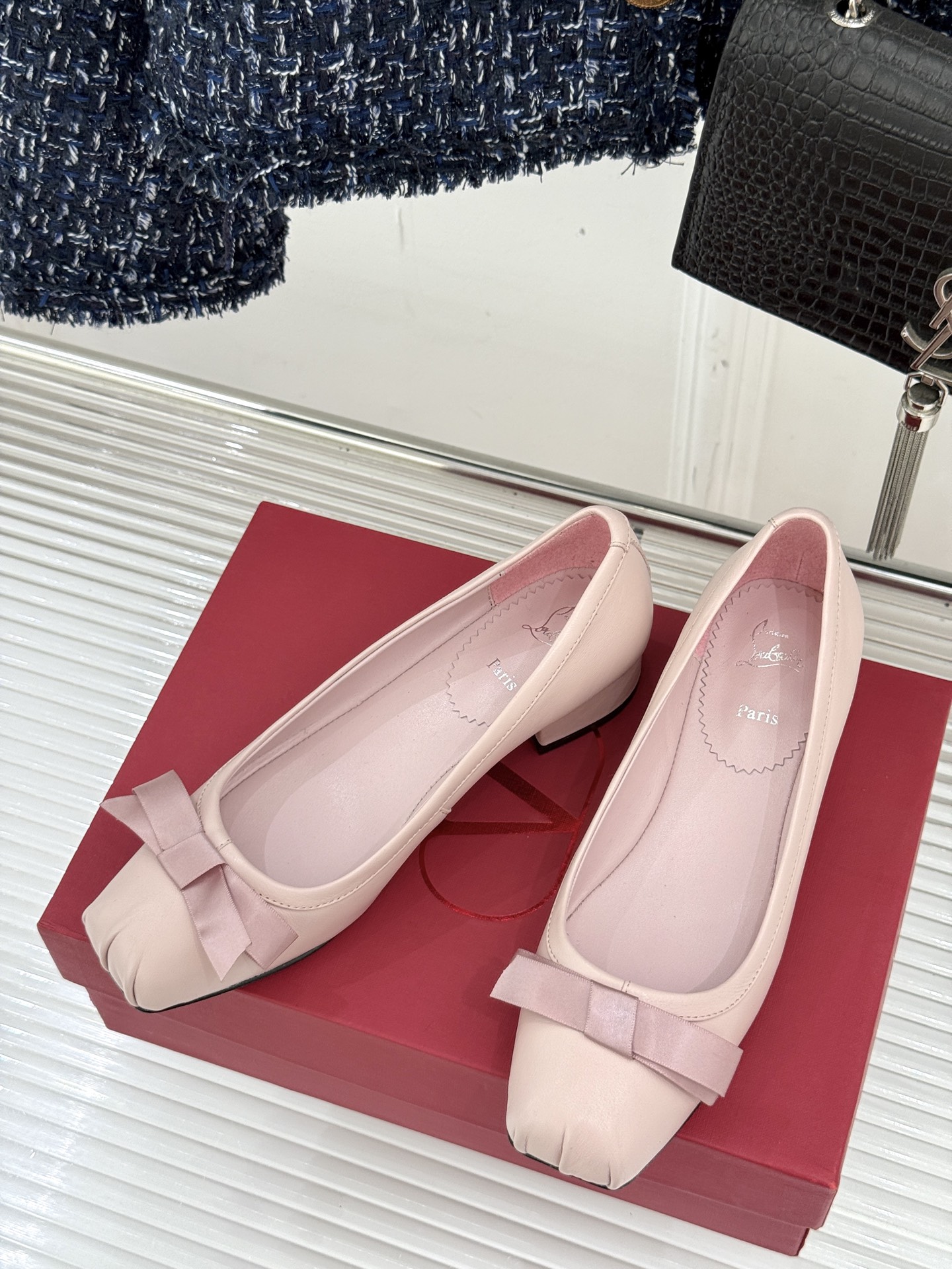 
ChristinLouboutin/CL经典方头
蝴蝶结芭蕾舞鞋单鞋
芭蕾舞鞋柔软天花板呀~
气质优雅