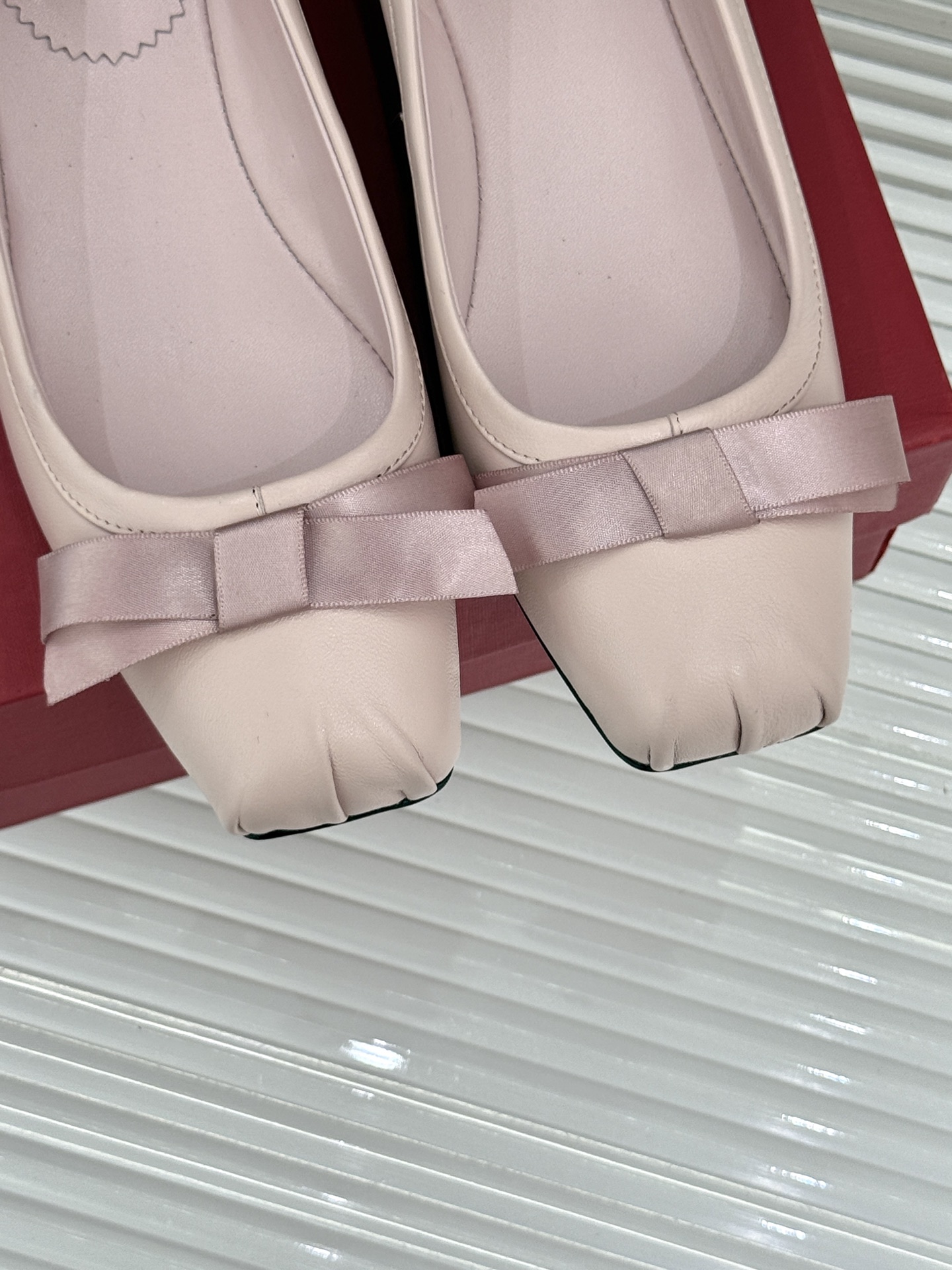 
ChristinLouboutin/CL经典方头
蝴蝶结芭蕾舞鞋单鞋
芭蕾舞鞋柔软天花板呀~
气质优雅