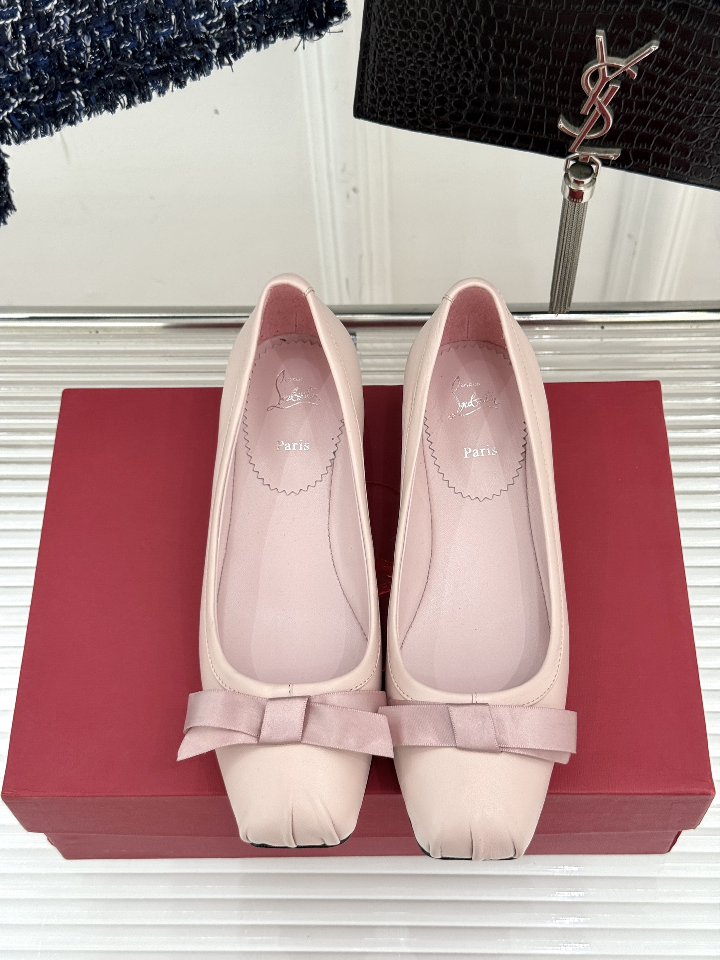 
ChristinLouboutin/CL经典方头
蝴蝶结芭蕾舞鞋单鞋
芭蕾舞鞋柔软天花板呀~
气质优雅