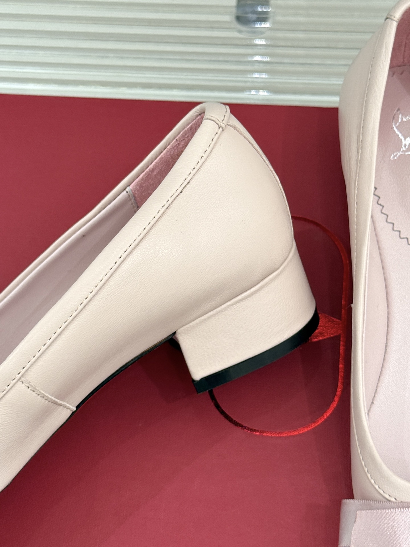 
ChristinLouboutin/CL经典方头
蝴蝶结芭蕾舞鞋单鞋
芭蕾舞鞋柔软天花板呀~
气质优雅