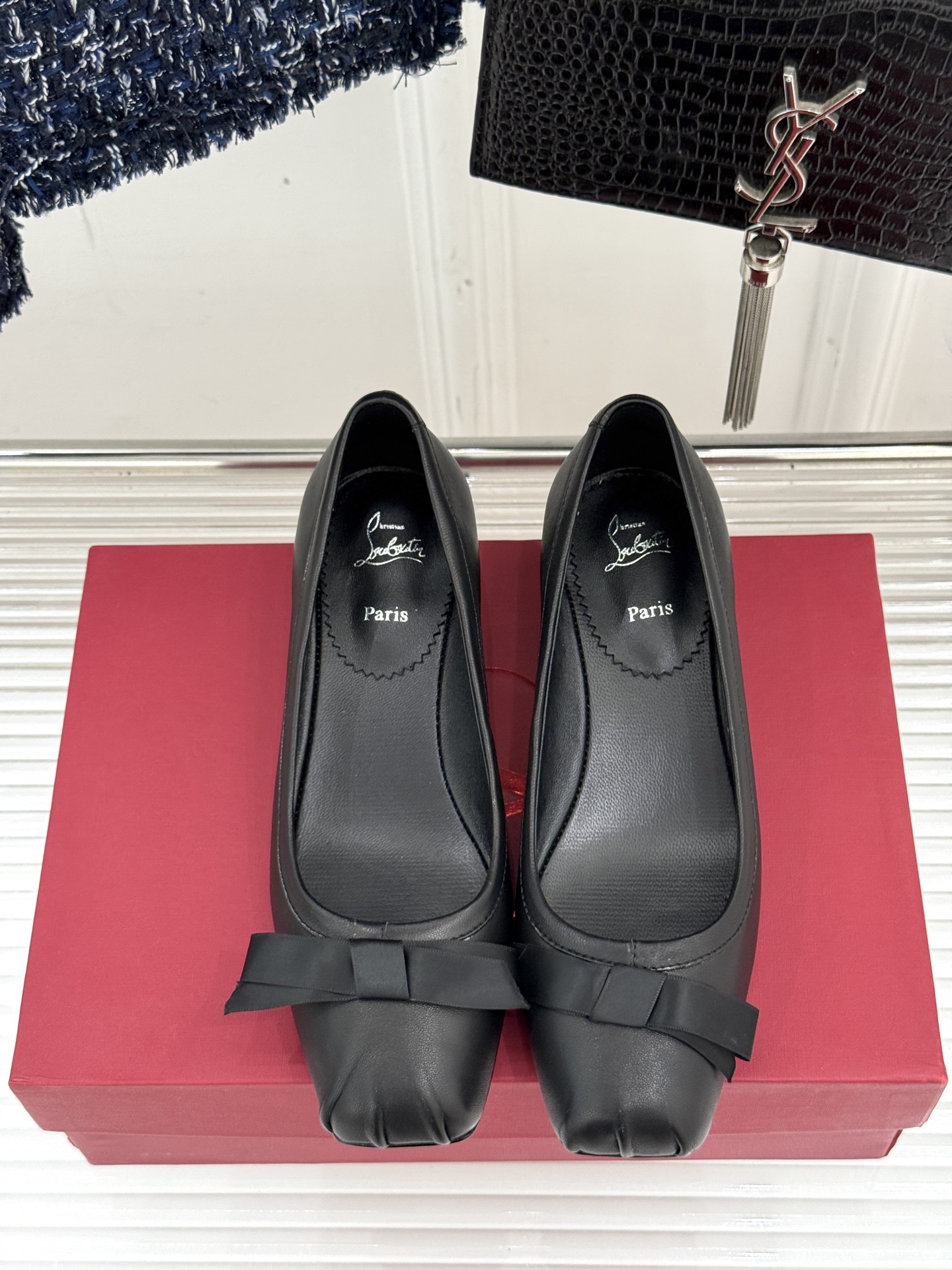
ChristinLouboutin/CL经典方头
蝴蝶结芭蕾舞鞋单鞋
芭蕾舞鞋柔软天花板呀~
气质优雅