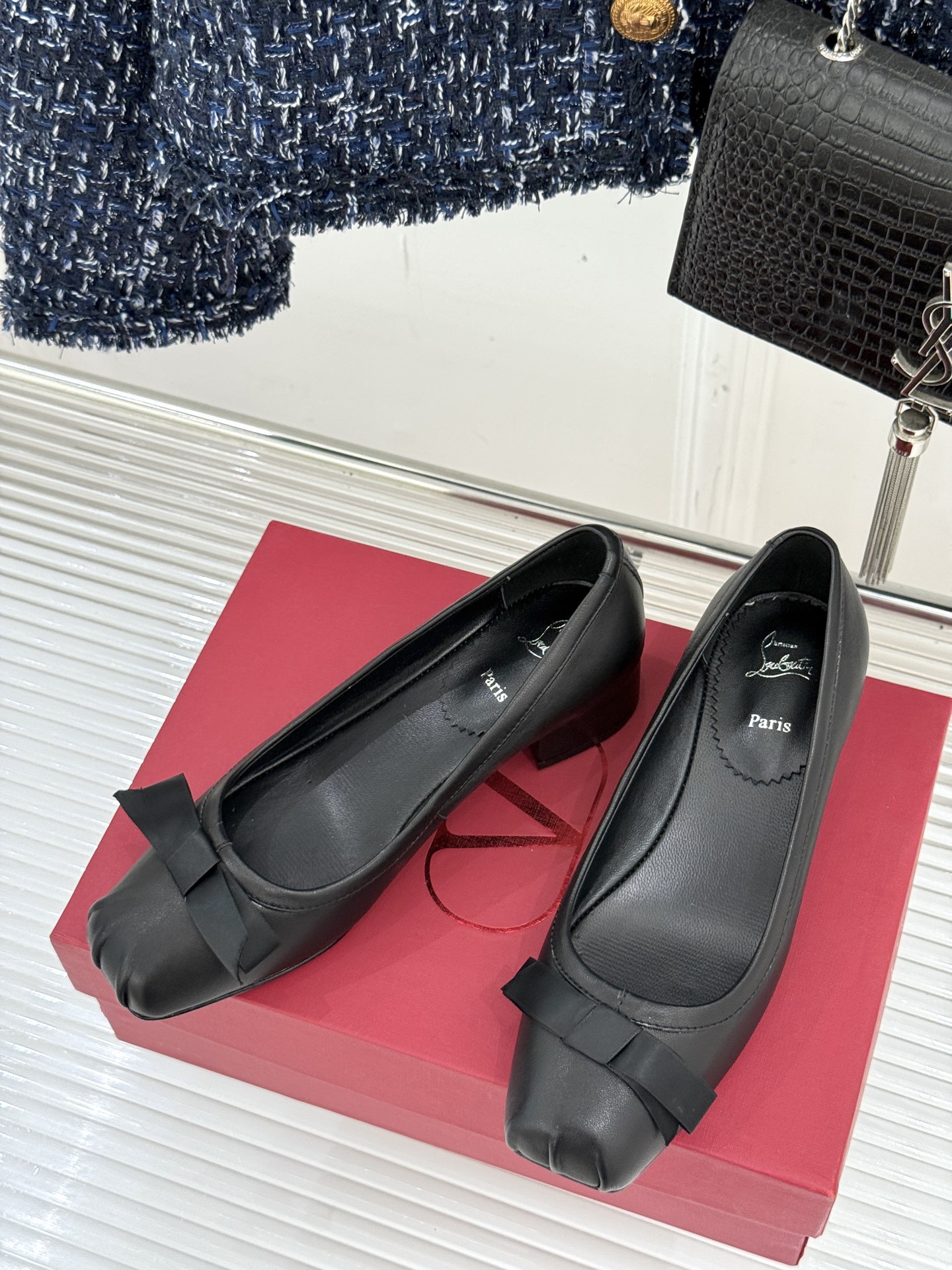 
ChristinLouboutin/CL经典方头
蝴蝶结芭蕾舞鞋单鞋
芭蕾舞鞋柔软天花板呀~
气质优雅