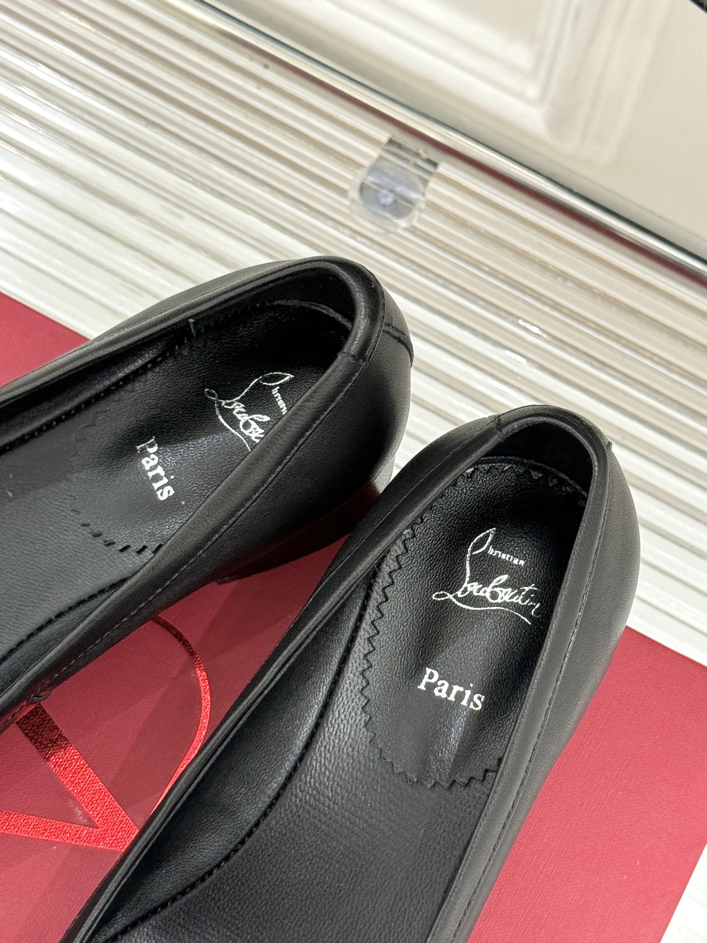 
ChristinLouboutin/CL经典方头
蝴蝶结芭蕾舞鞋单鞋
芭蕾舞鞋柔软天花板呀~
气质优雅