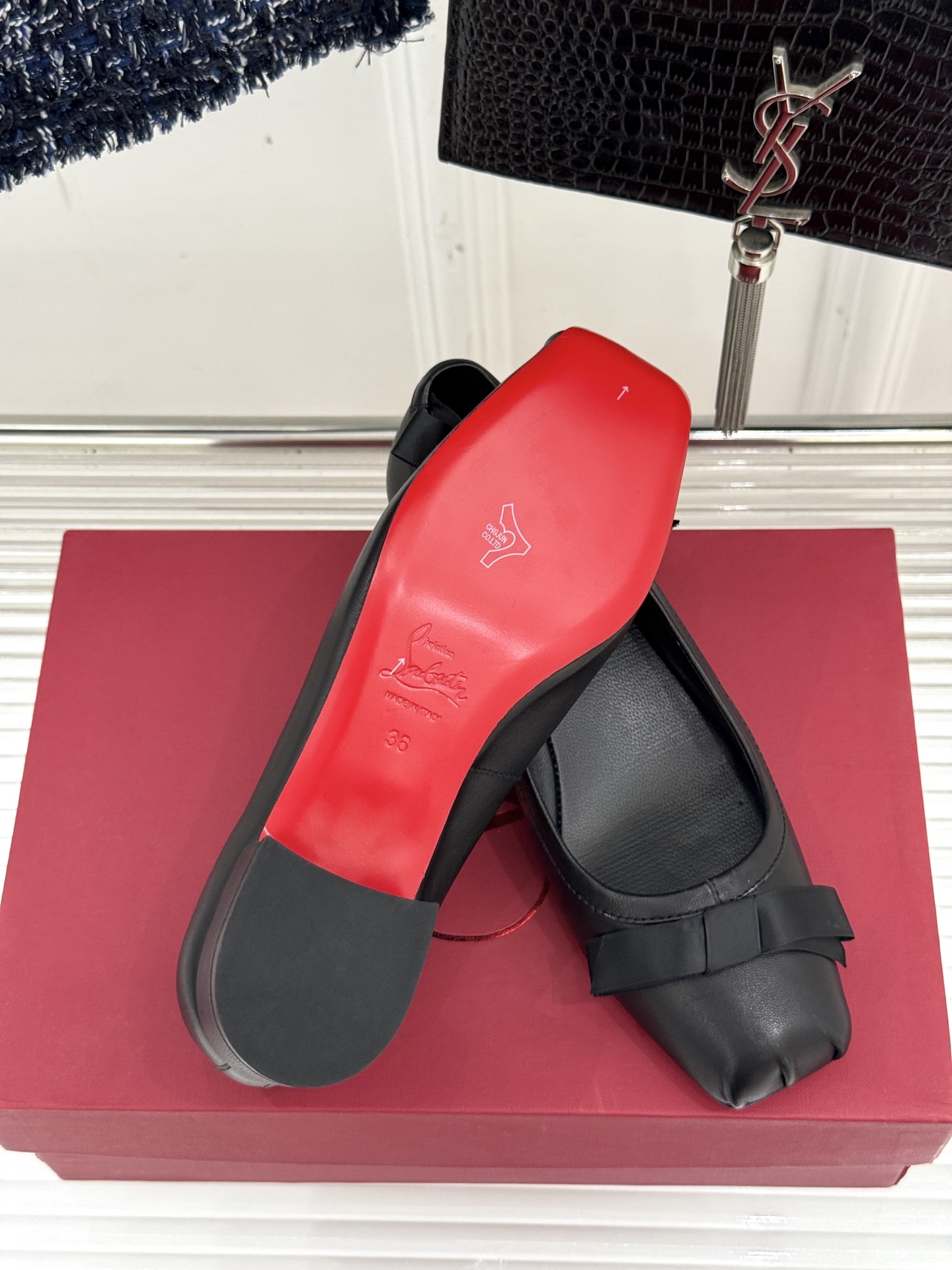 
ChristinLouboutin/CL经典方头
蝴蝶结芭蕾舞鞋单鞋
芭蕾舞鞋柔软天花板呀~
气质优雅